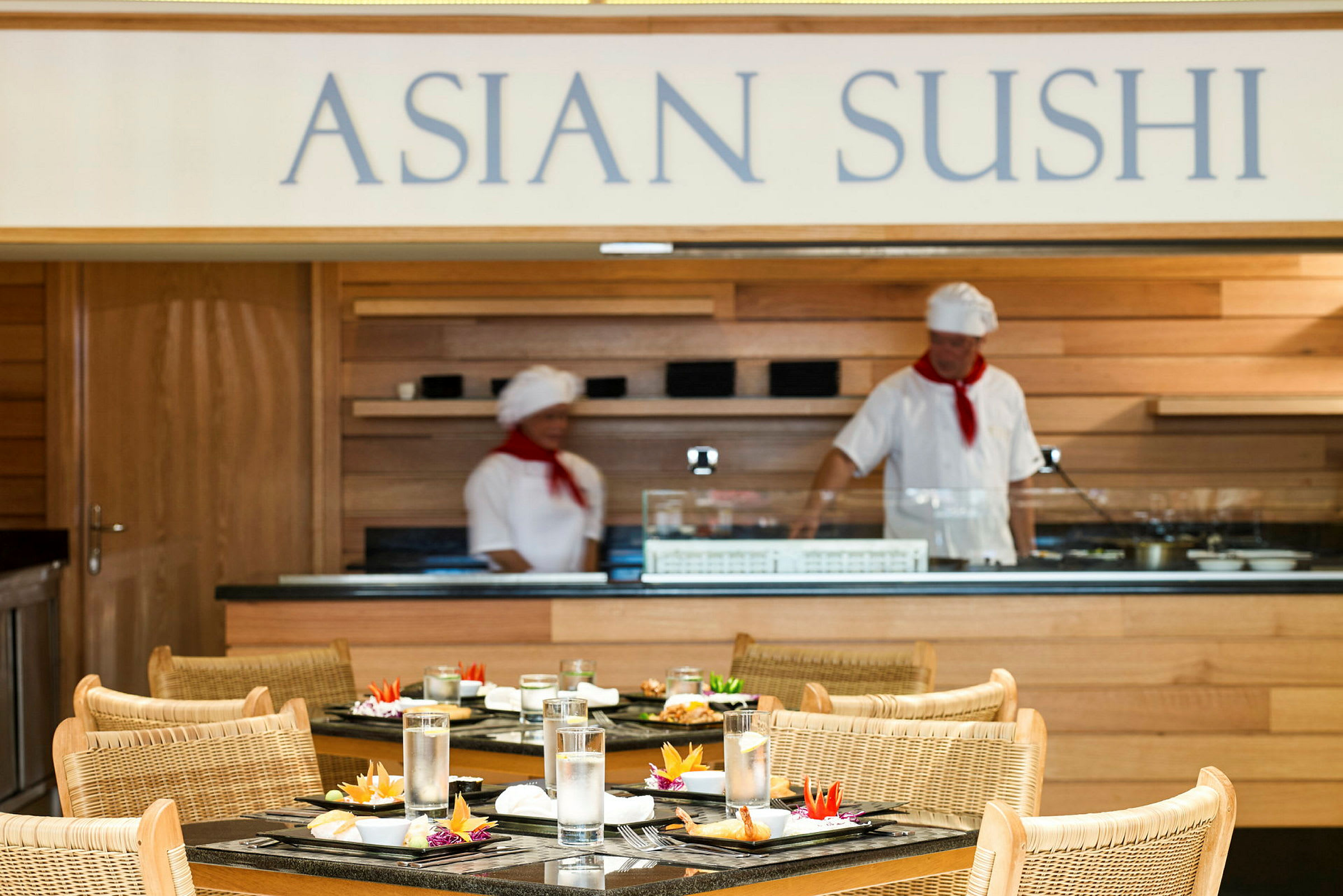 En asiatisk sushirestaurant med dækkede borde og en sushibar i træ i baggrunden. (AI-genereret tekst)