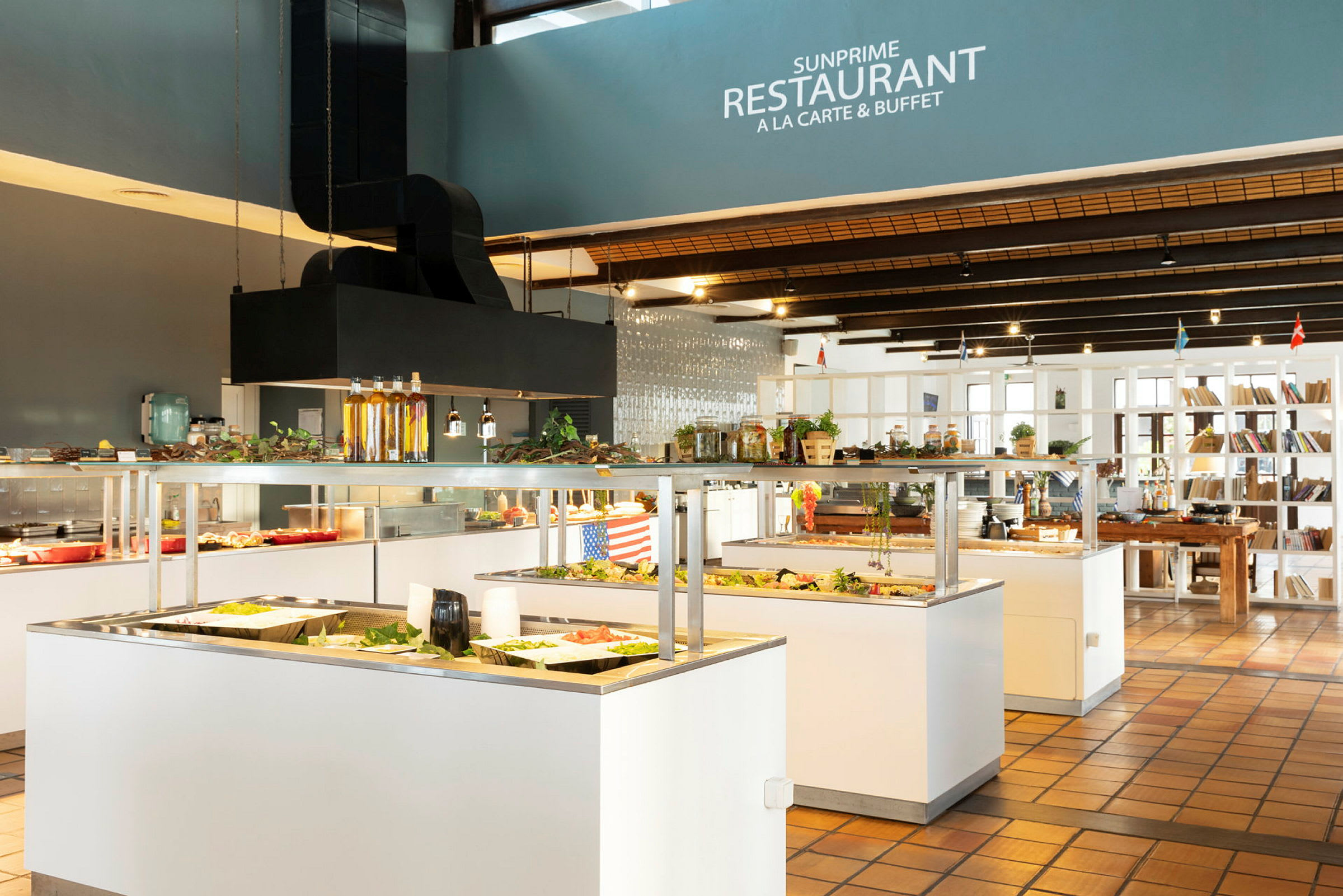 Billede af Sunprime restaurant med buffetområder og moderne indretning. (AI-genereret tekst)