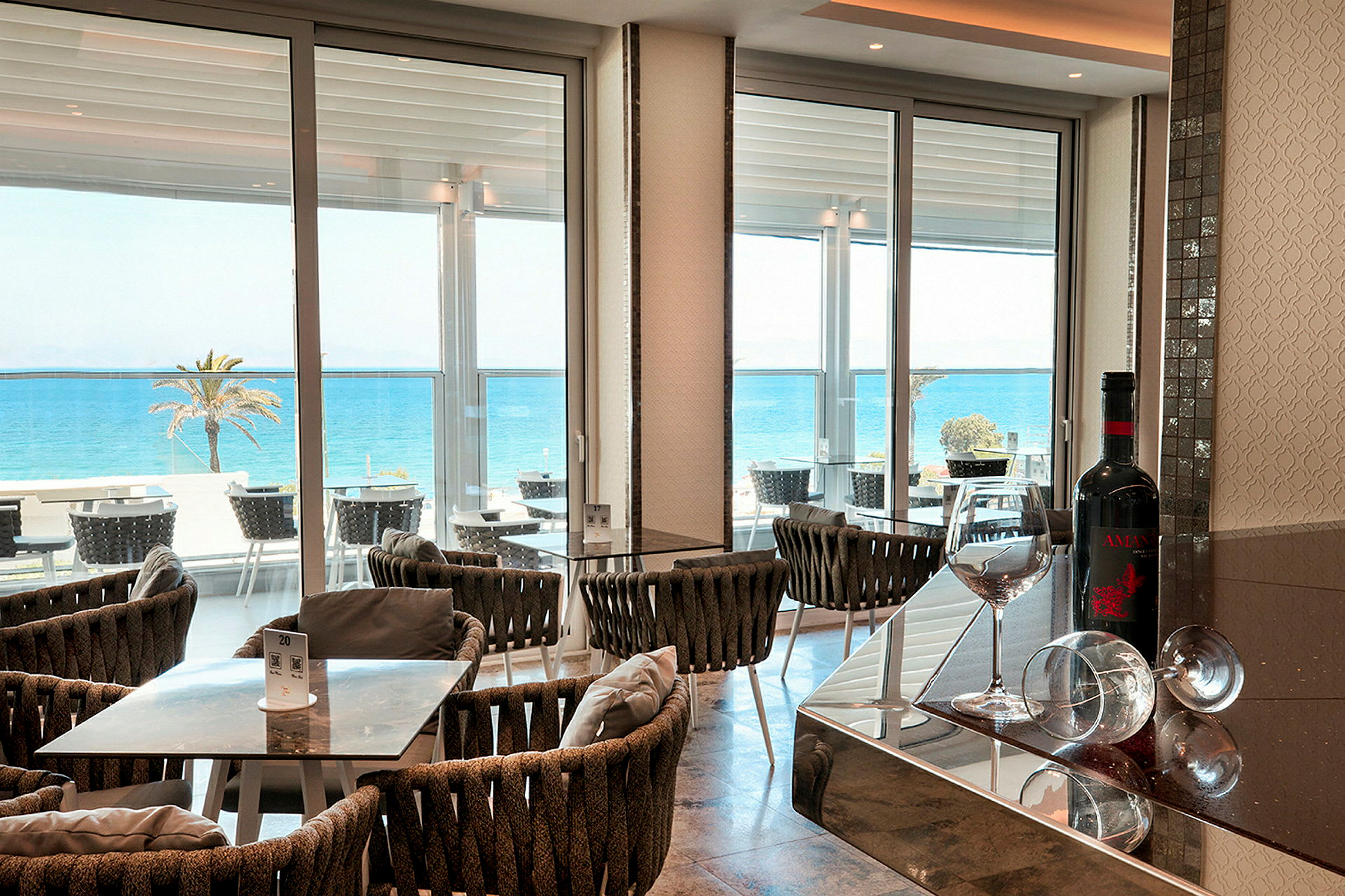 Interiør af en restaurant med udsigt over havet. (AI-genereret tekst)