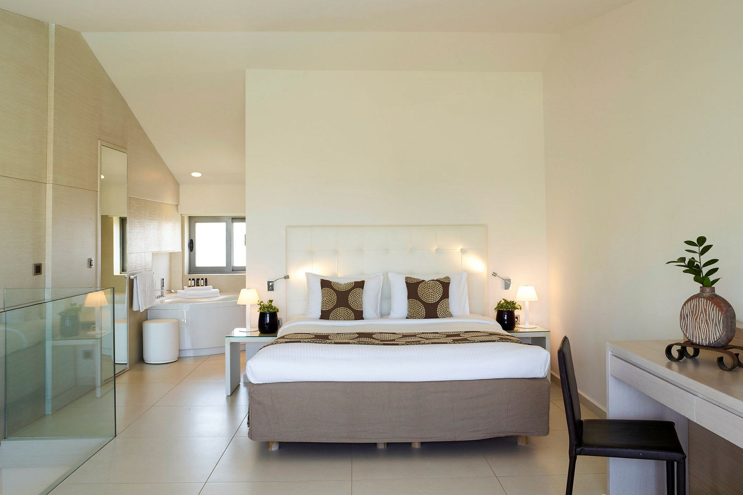 Billede af et moderne indrettet hotelværelse med seng, skrivebord og dekorative detaljer. (AI-genereret tekst)