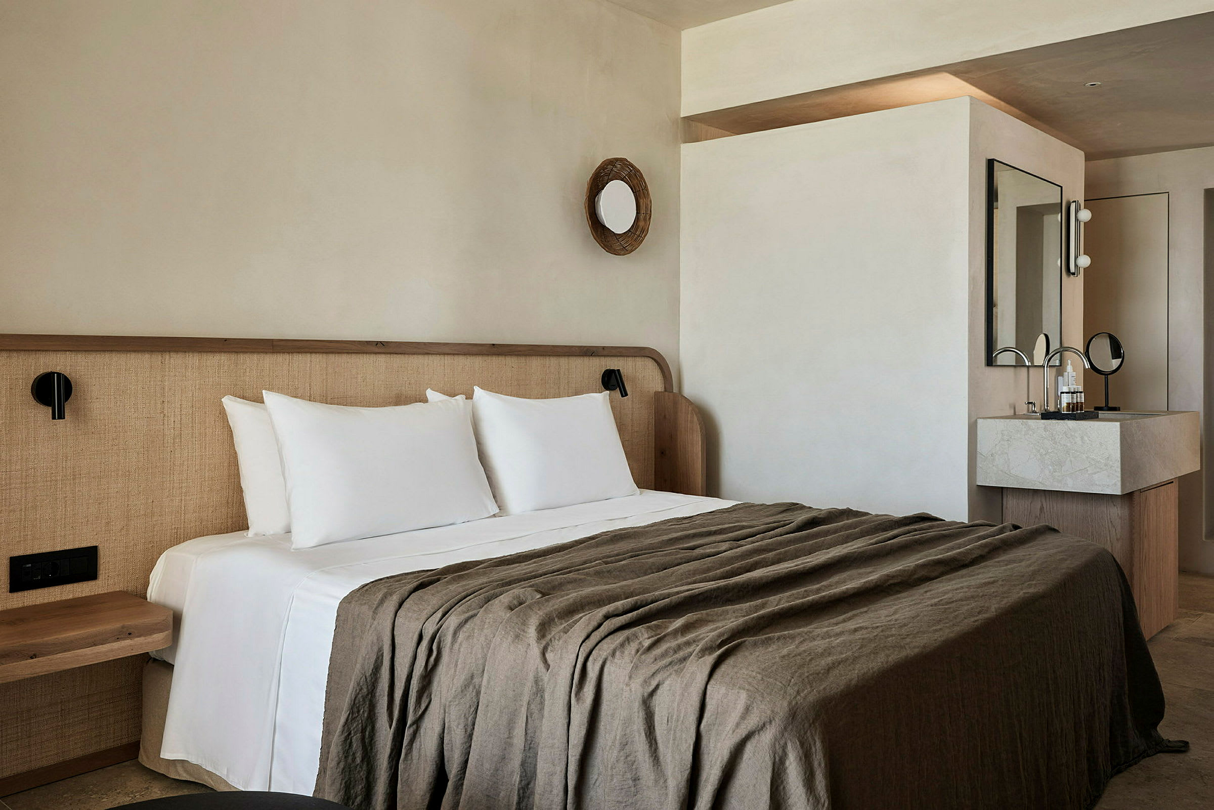 Hotelværelse med dobbeltseng, hvidt sengetøj og et moderne badeværelse. (AI-genereret tekst)
