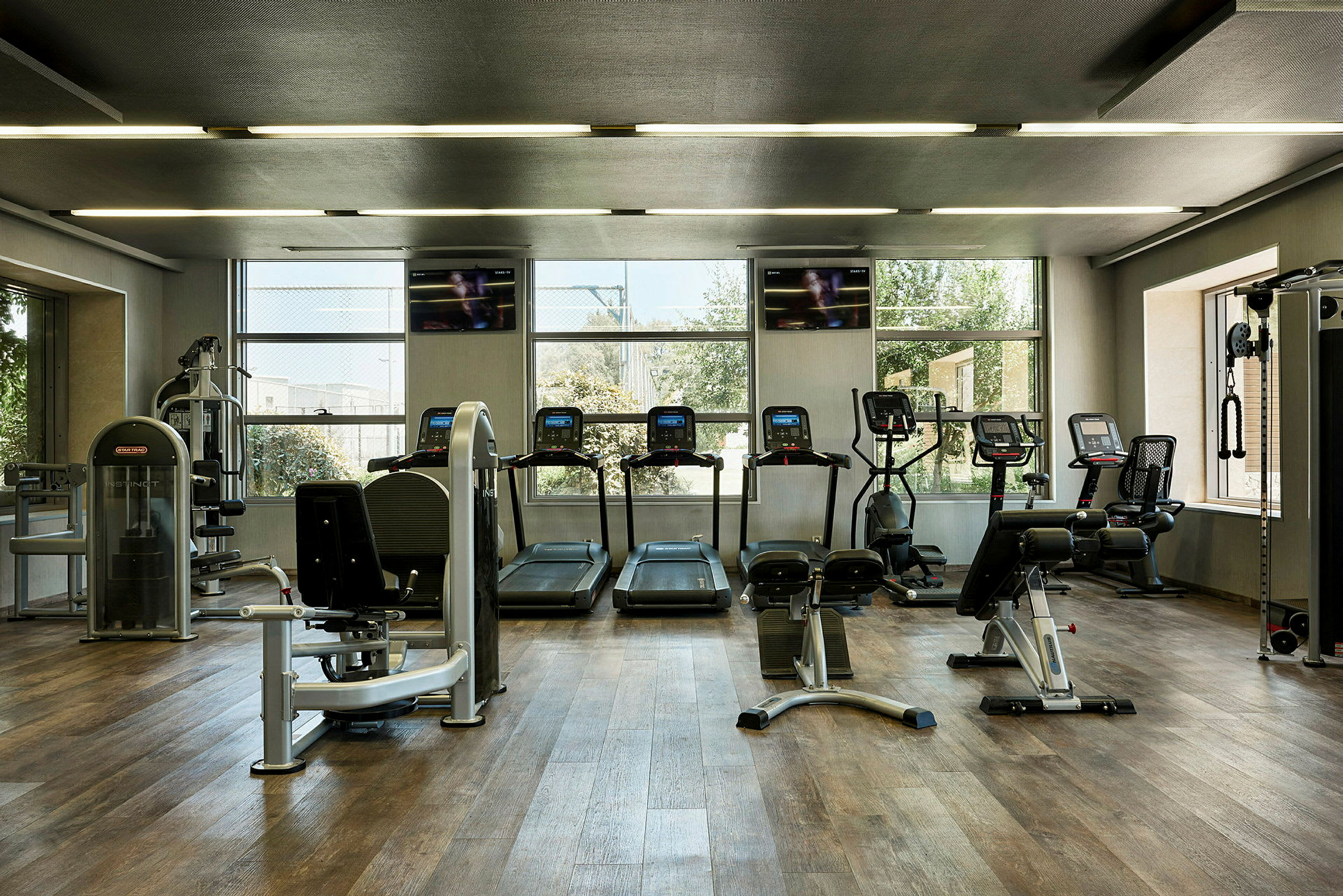 Et fitnesscenter med træningsmaskiner og løbebånd. (AI-genereret tekst)