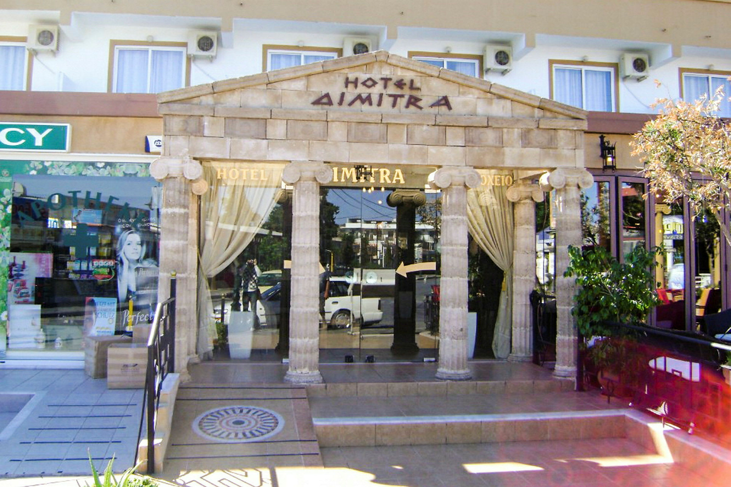 Hotel Dimitra med antikinspireret indgang. (AI-genereret tekst)