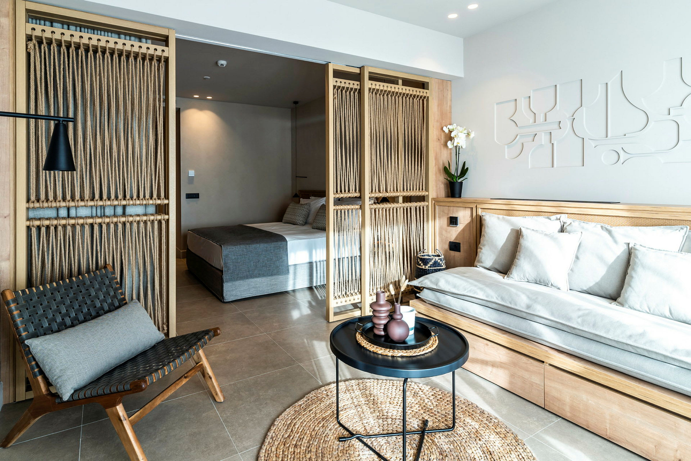 Moderne hotelværelse med siddeområde og separat soveafdeling. (AI-genereret tekst)