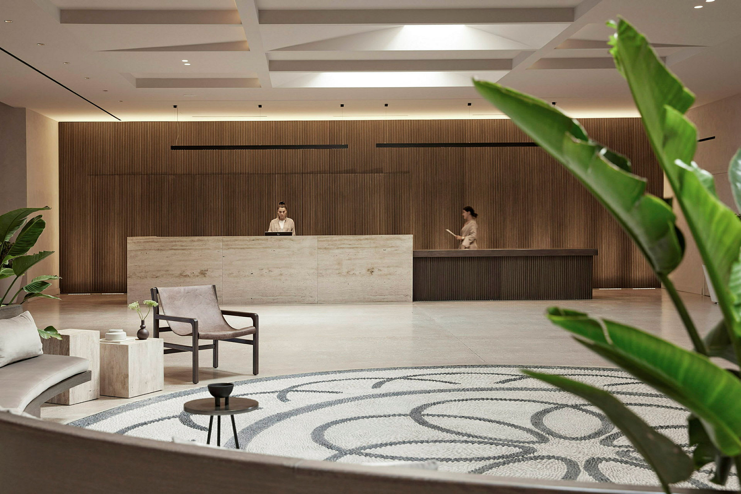 Reception med moderne indretning omgivet af grønne planter. (AI-genereret tekst)