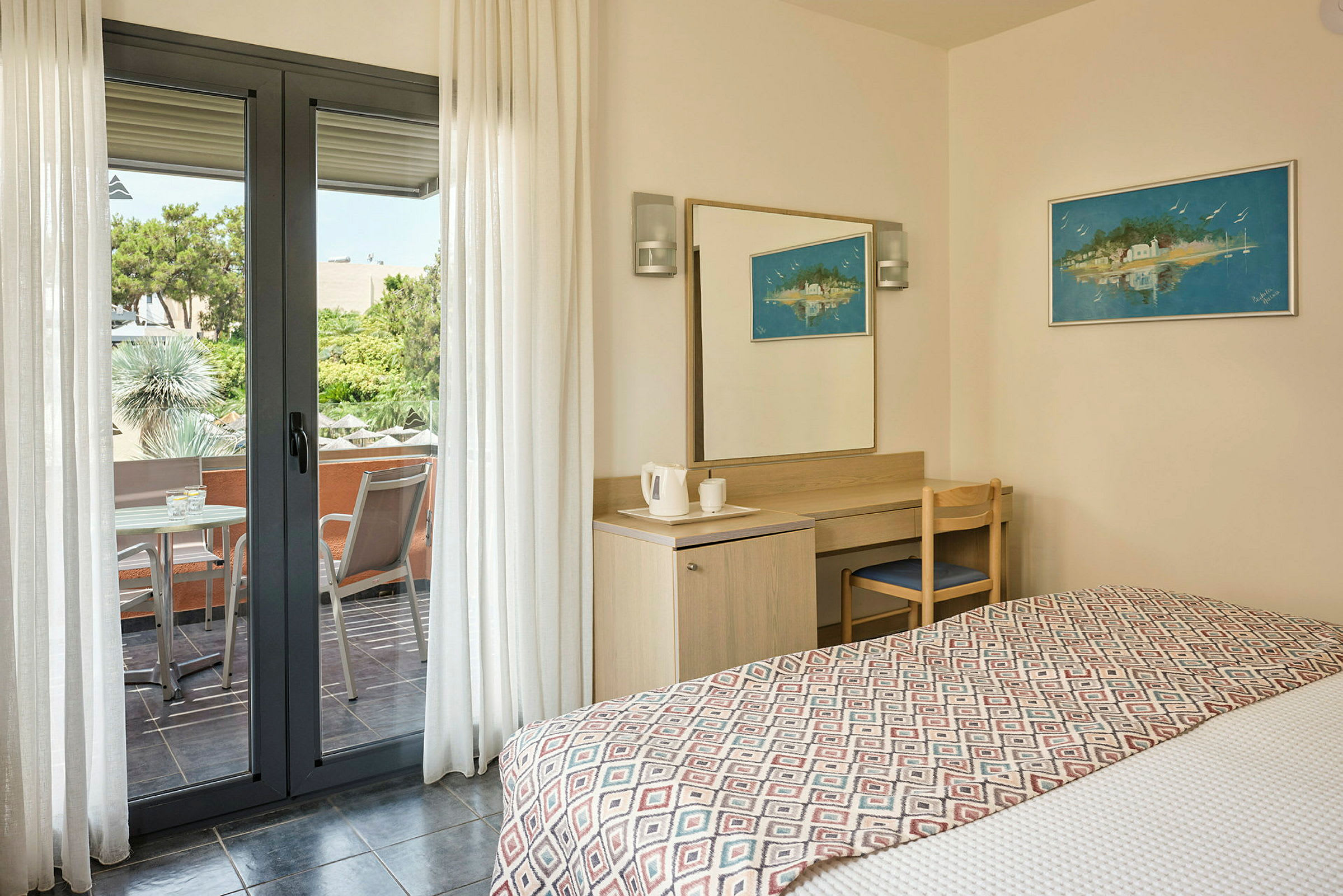 Hotelværelse med seng, skrivebord og adgang til altan. (AI-genereret tekst)