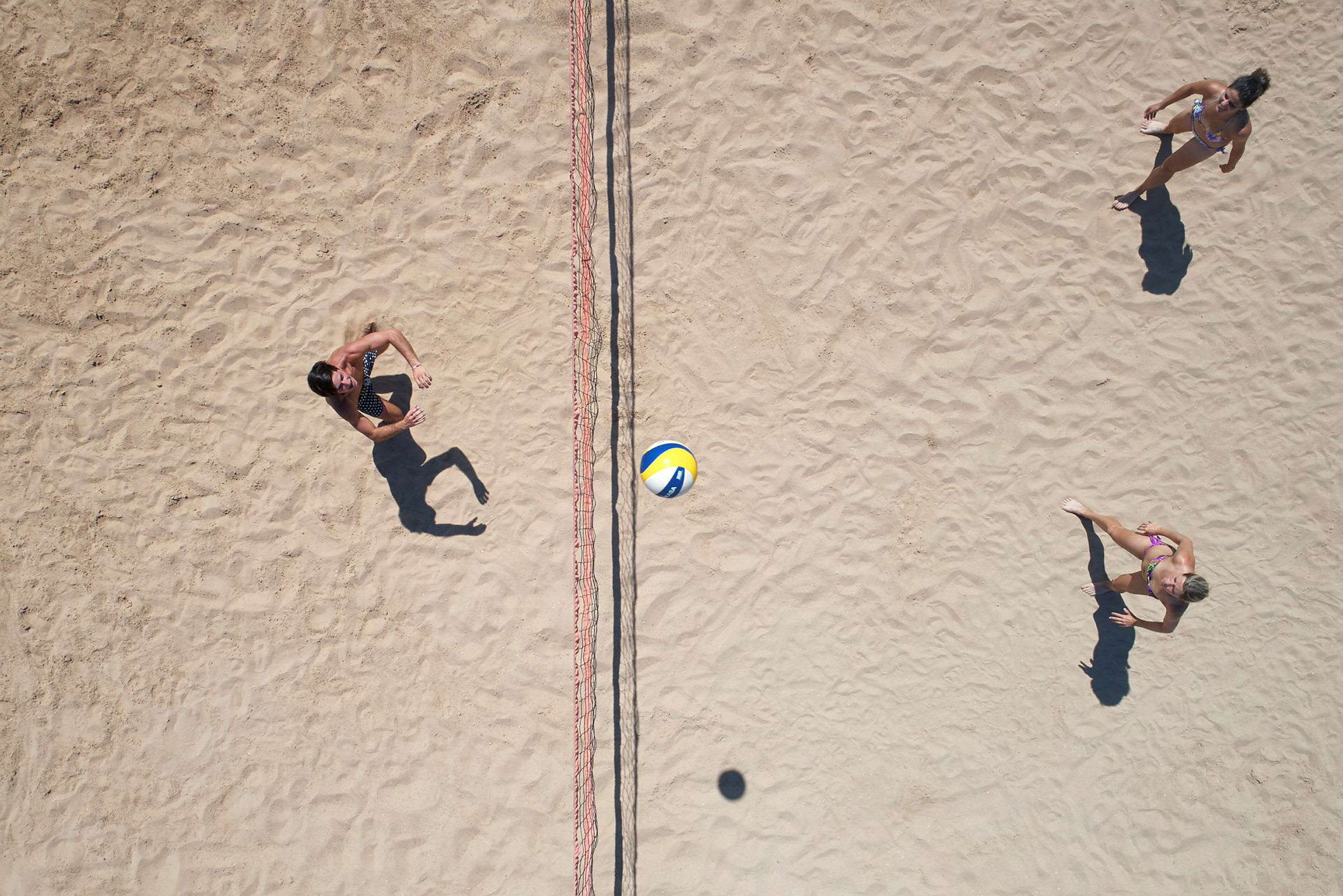 To personer spiller beachvolley. (AI-genereret tekst)