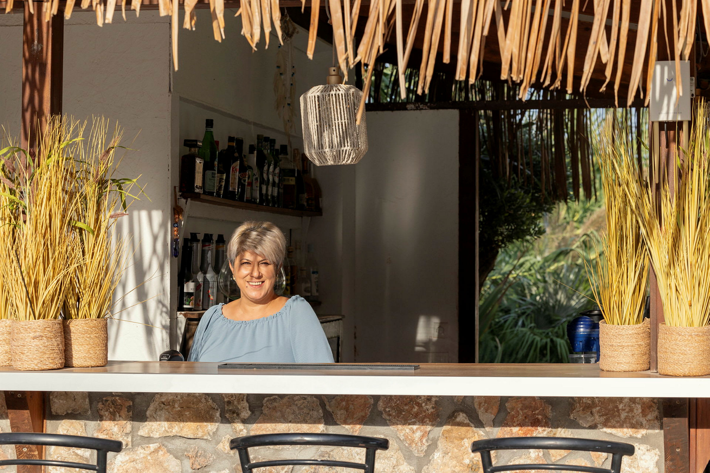 En bartenders station med en naturlig indretning. (AI-genereret tekst)