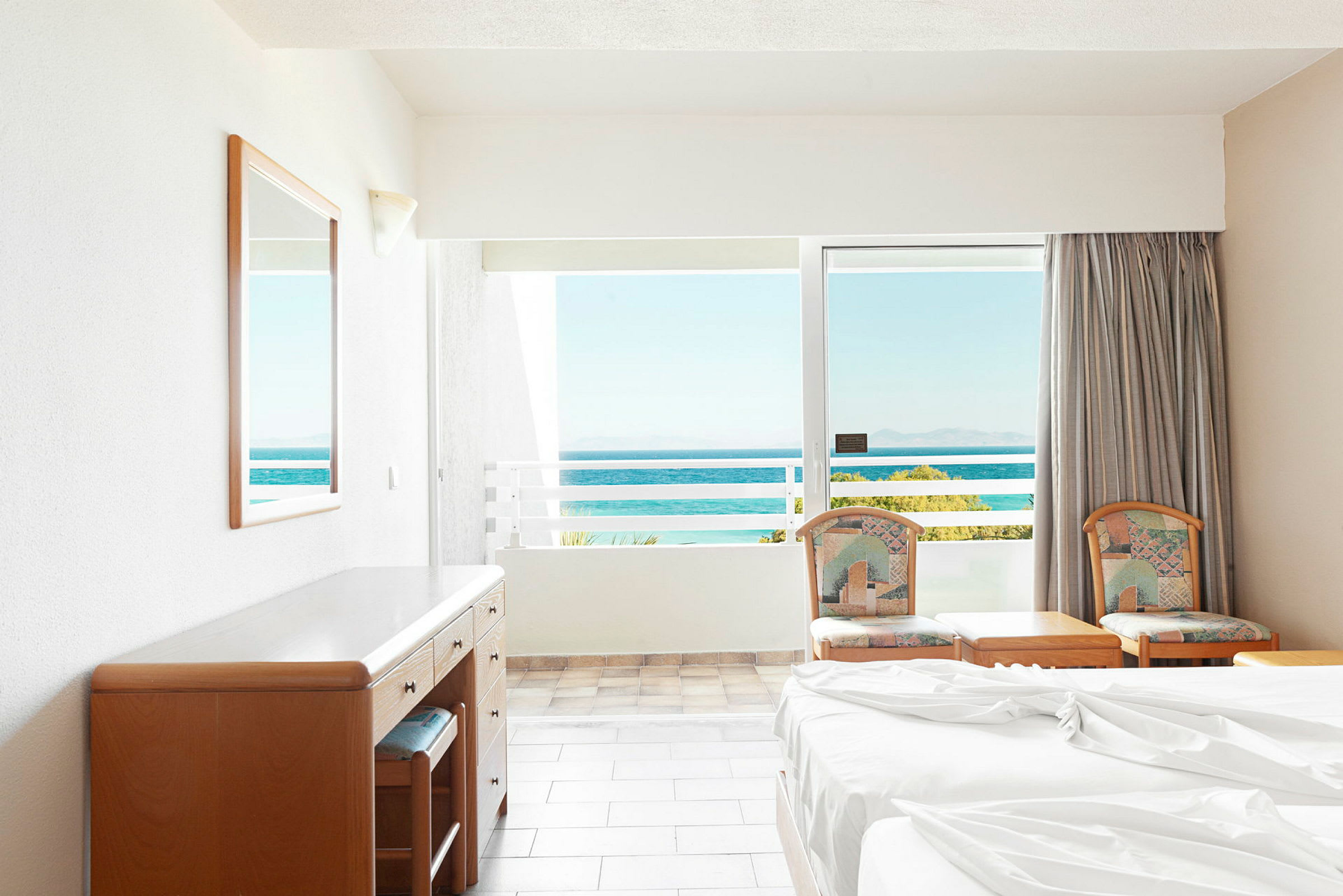 Hotelværelse med udsigt over havet. (AI-genereret tekst)