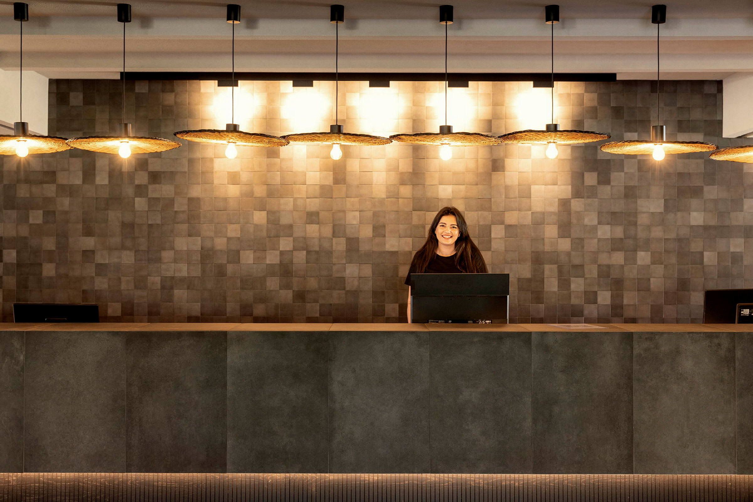 Reception med moderne design og belysning. (AI-genereret tekst)