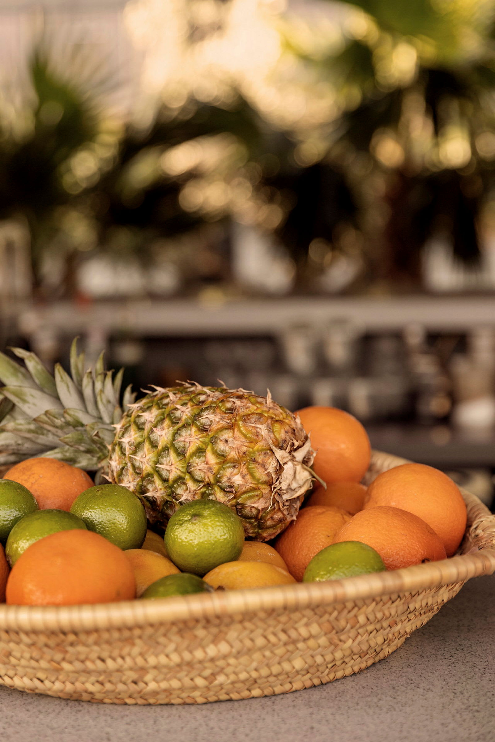 En kurv med friske citrusfrugter og ananas. (AI-genereret tekst)