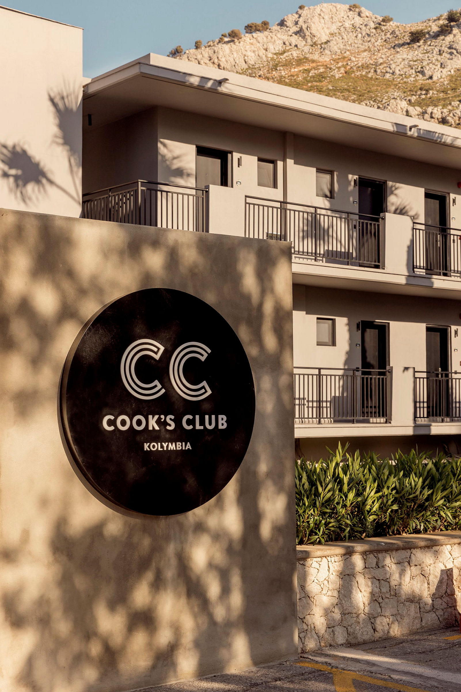 Cook's Club Kolymbia med moderne bygningsdesign. (AI-genereret tekst)