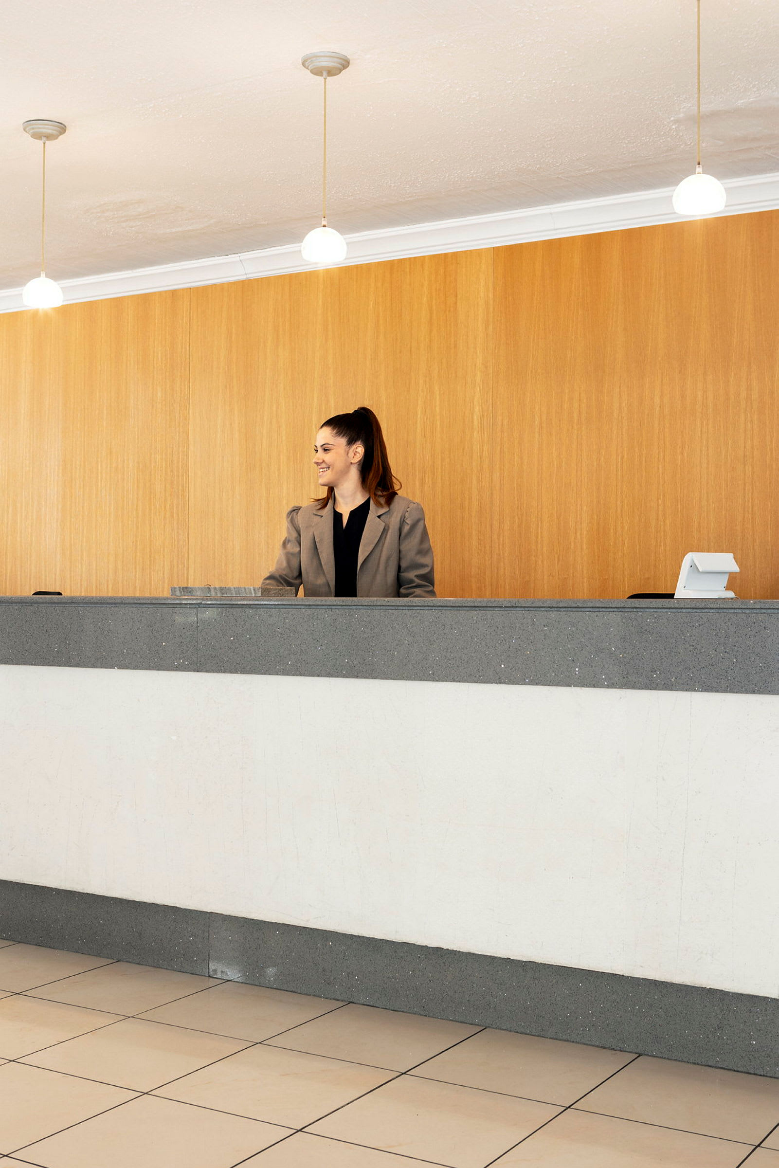 Reception med en disk og træpanel bagved. (AI-genereret tekst)
