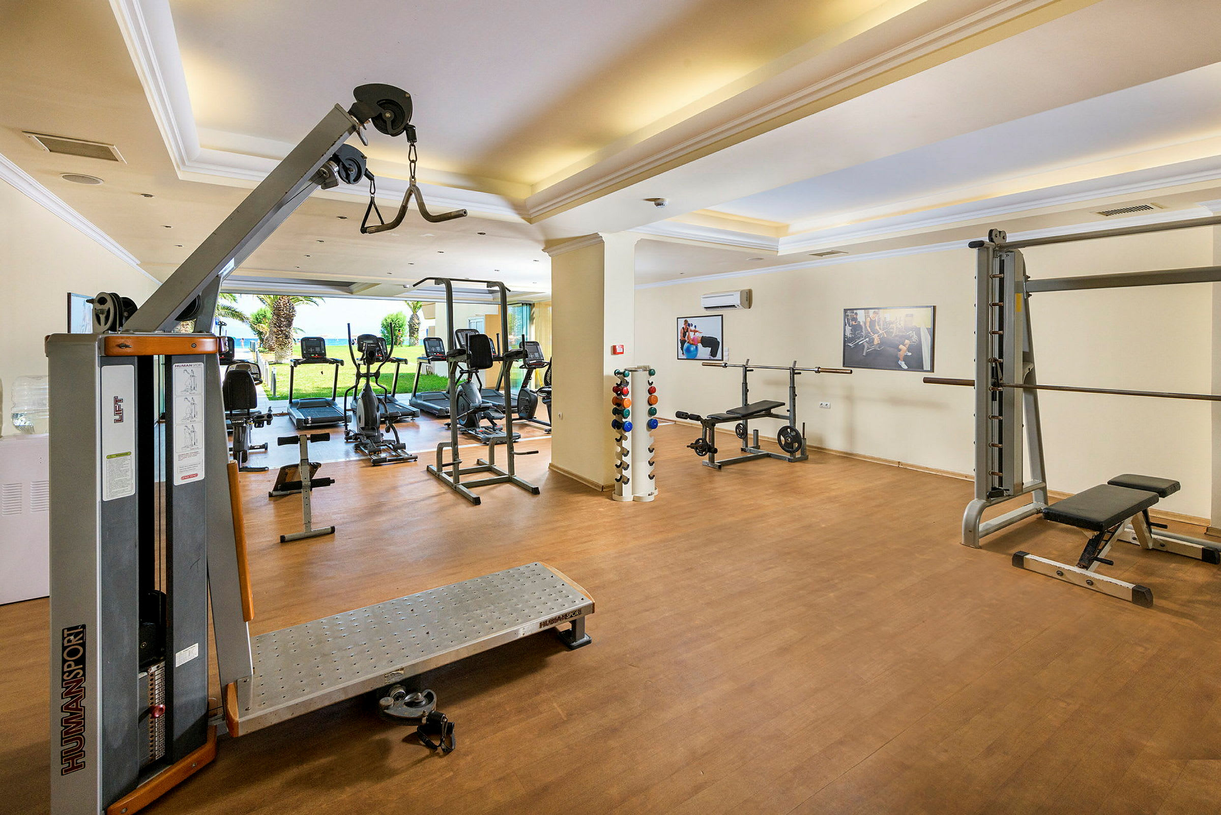 Fitnesscenter med træningsmaskiner og vægte. (AI-genereret tekst)