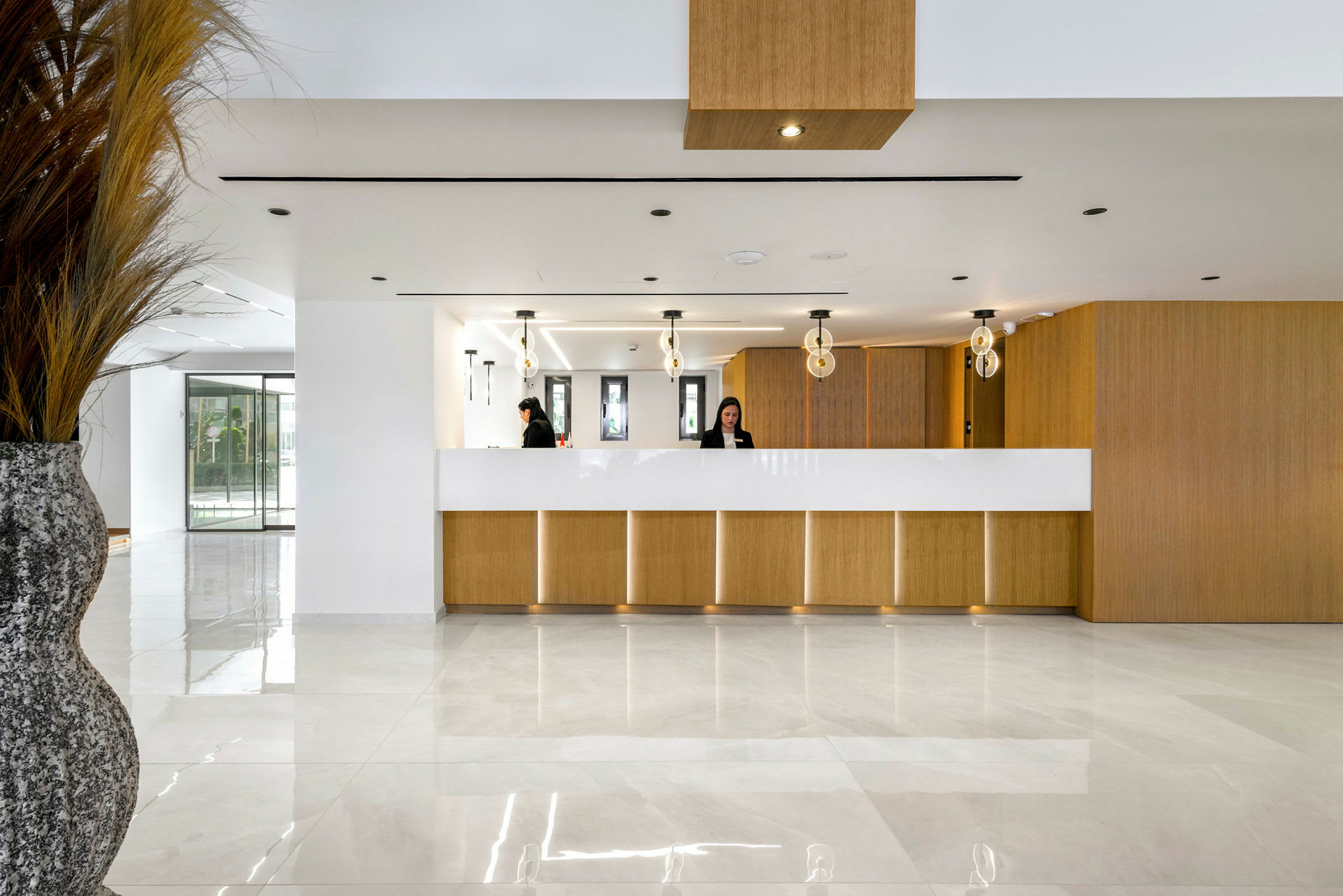 Reception på hotel med marmorgulv og minimalistisk indretning. (AI-genereret tekst)