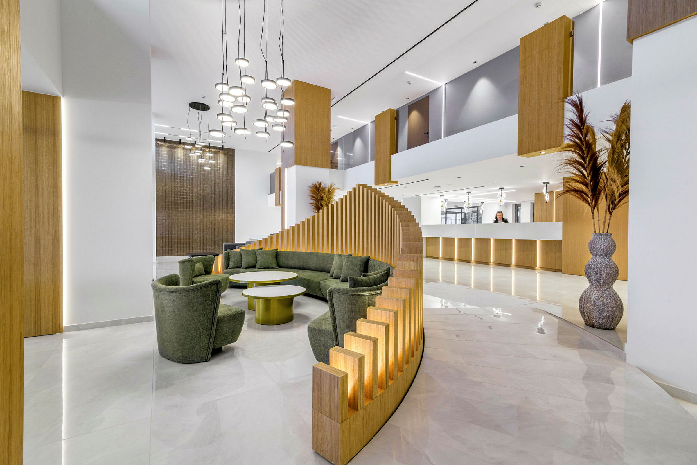 Hotellets lobby med moderne indretning, grønne sidemøbler og elegant receptionsdisk. (AI-genereret tekst)