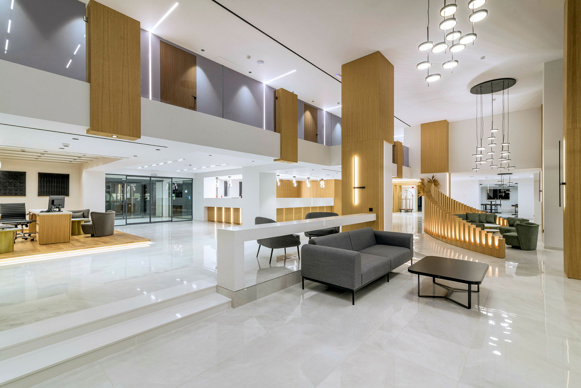 Et moderne hotellobbyområde med siddepladser og reception. (AI-genereret tekst)