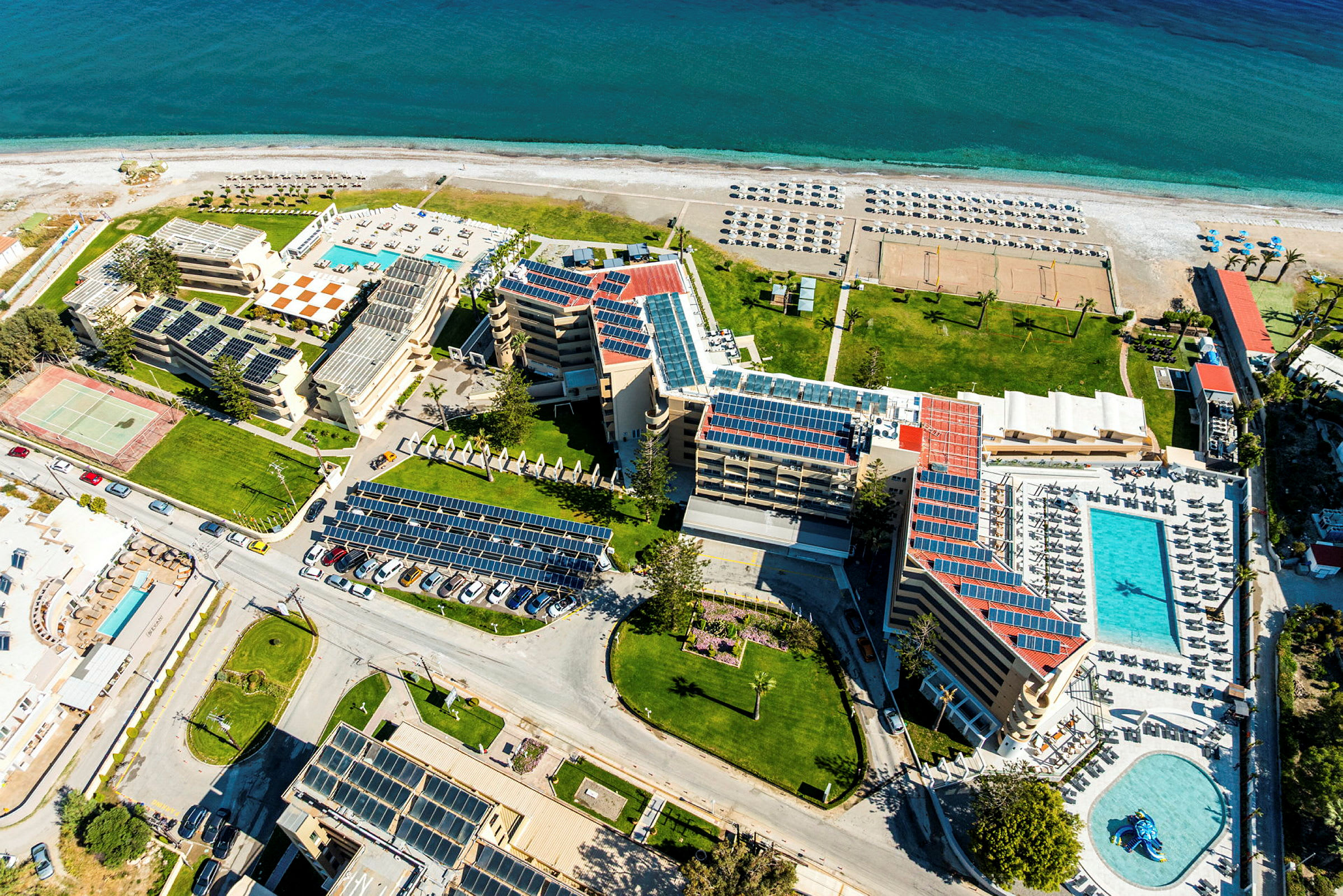 Hotelområde med pools og liggestole, tæt på havet. (AI-genereret tekst)