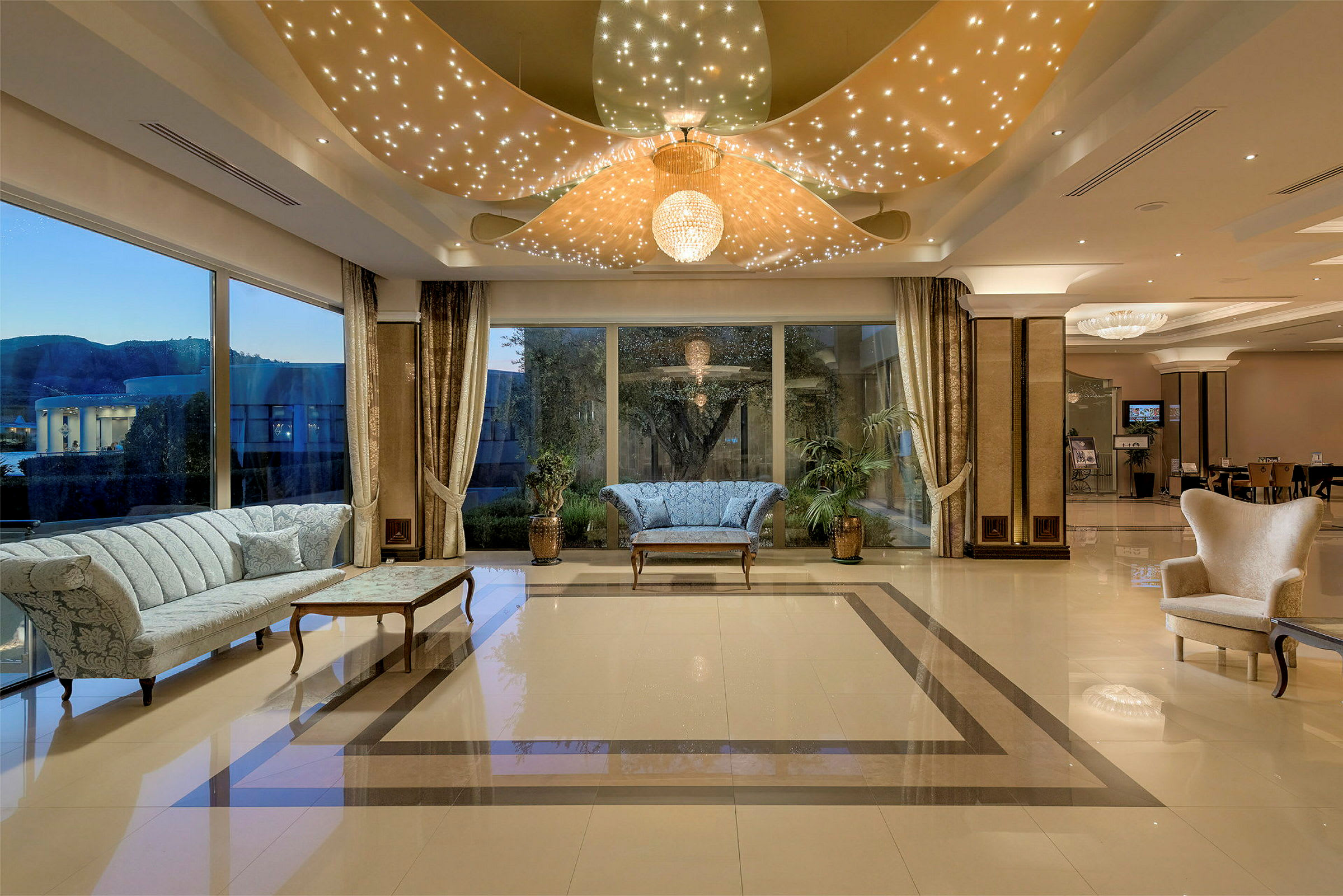 Elegant lobby med sofaer og store vinduer. (AI-genereret tekst)