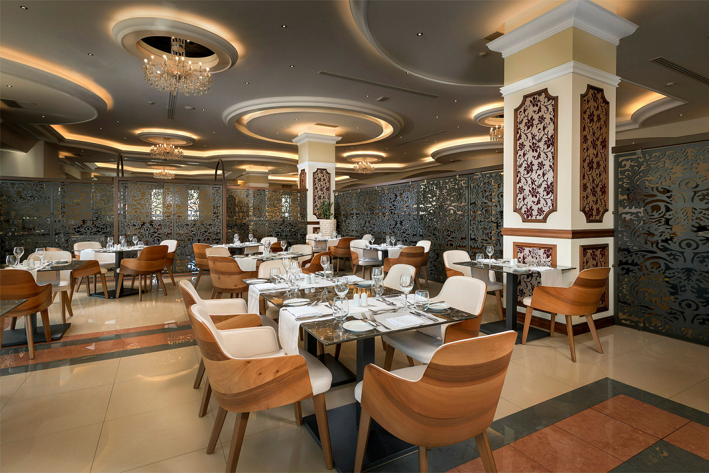 En elegant restaurant med borde og stole samt dekorative loftlamper. (AI-genereret tekst)