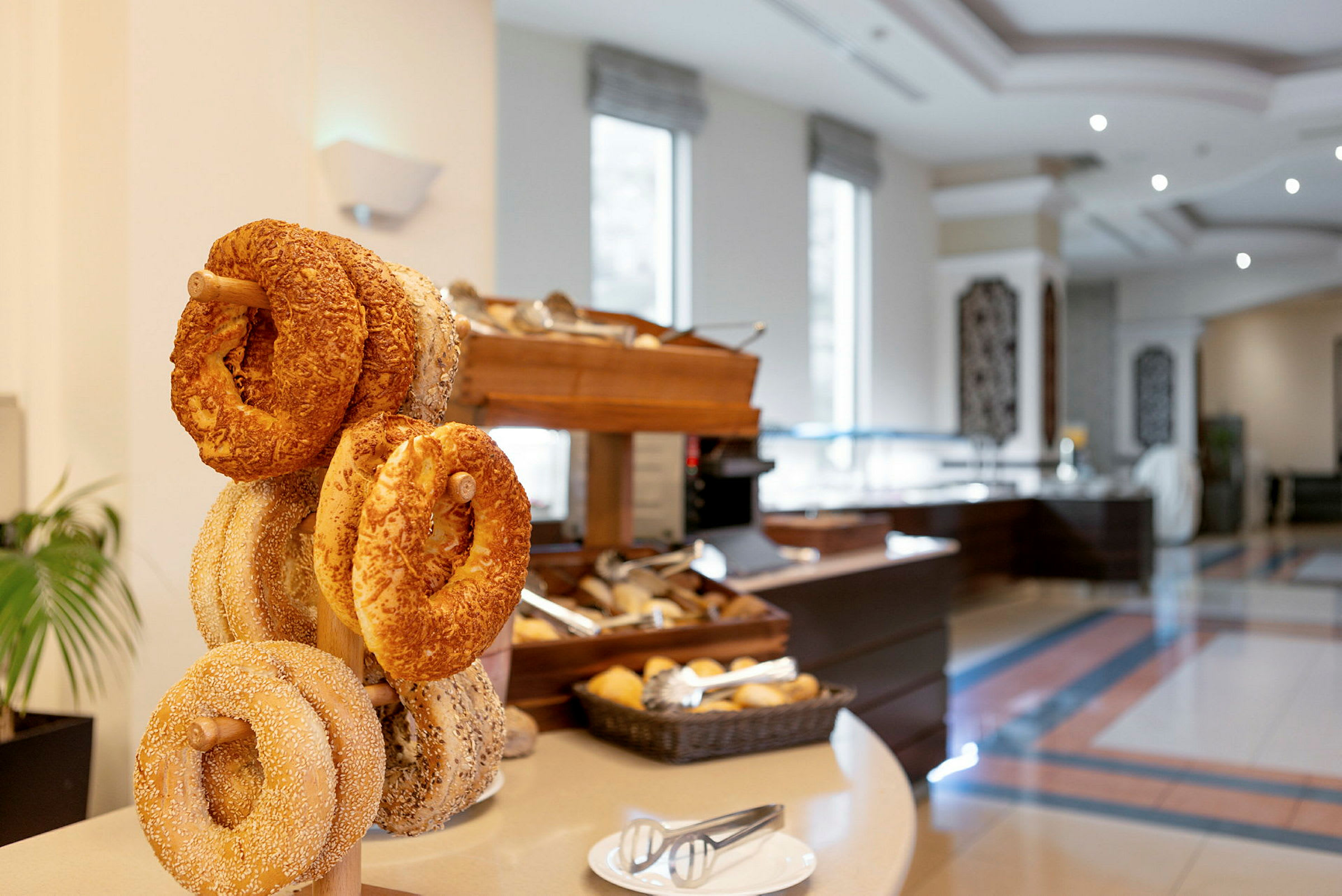 Brødkringler med forskellige toppings på en pind, del af en hotelmorgenmadsbuffet. (AI-genereret tekst)