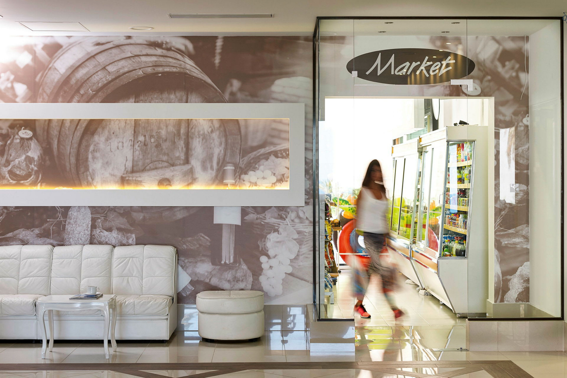 Moderne indretning med hvid sofa og indgang til butik. (AI-genereret tekst)