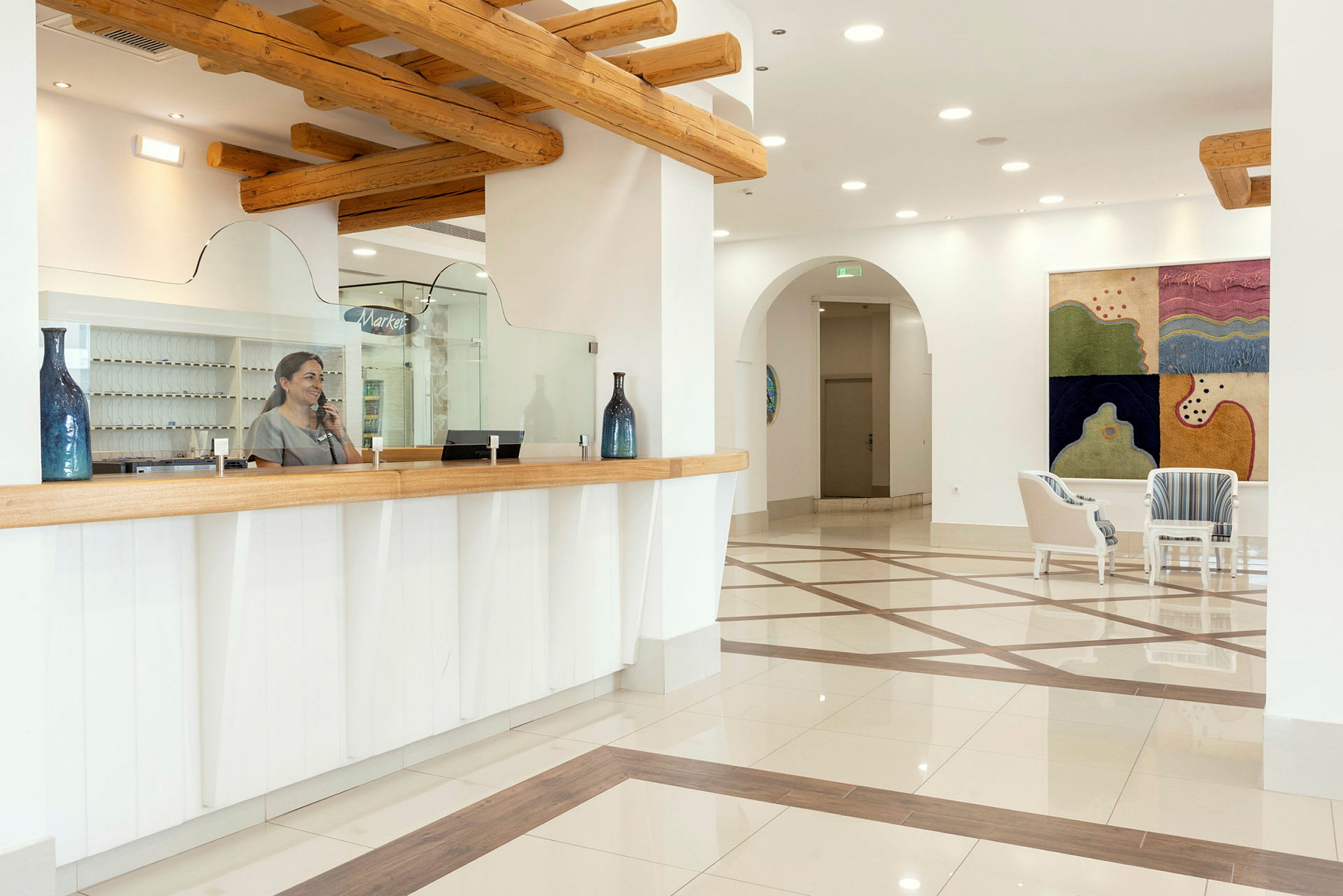 Reception med glasfront, trämøbler og dekorationer i en hotellobby. (AI-genereret tekst)