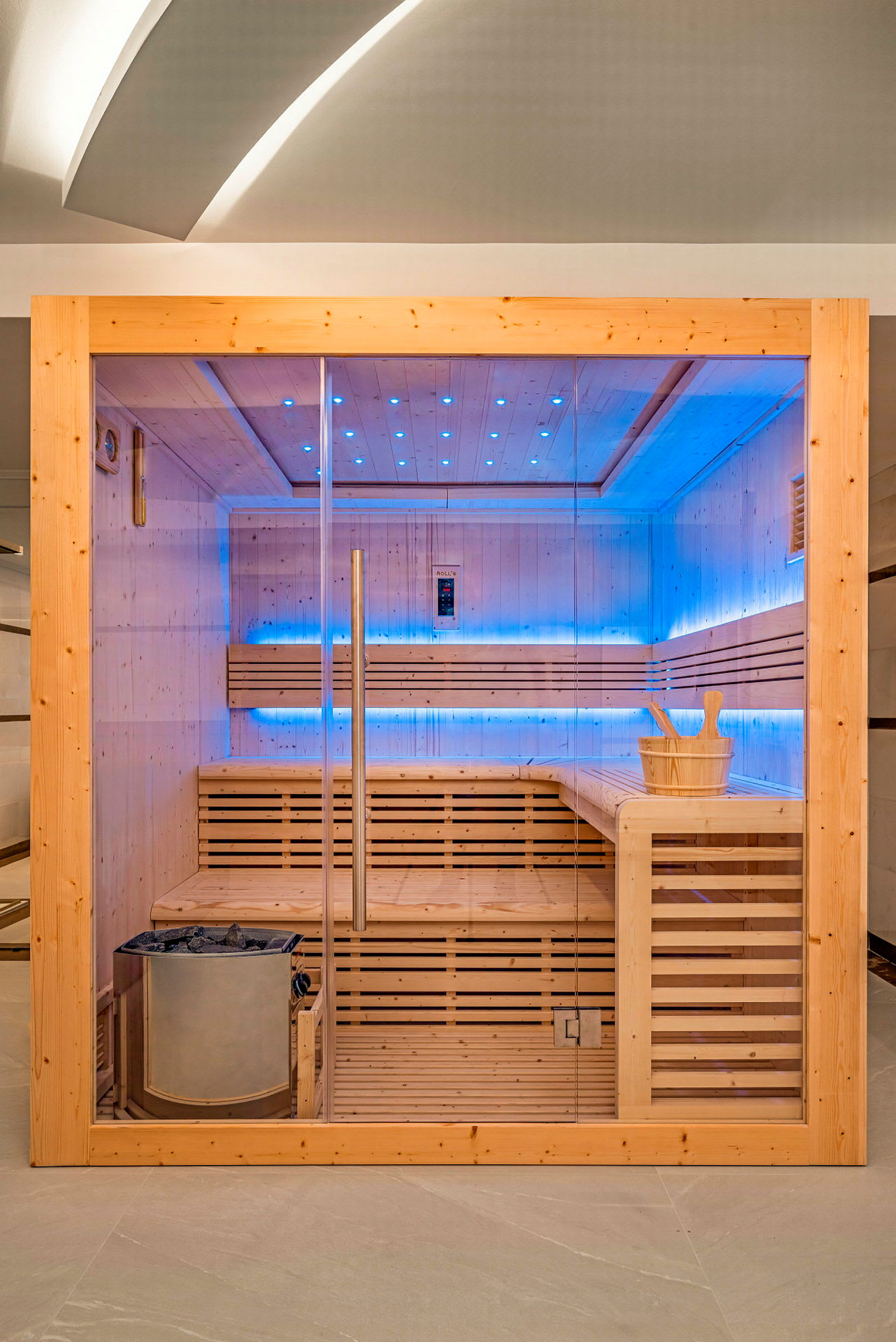 En sauna med træpaneler, glasdør og blå belysning. (AI-genereret tekst)