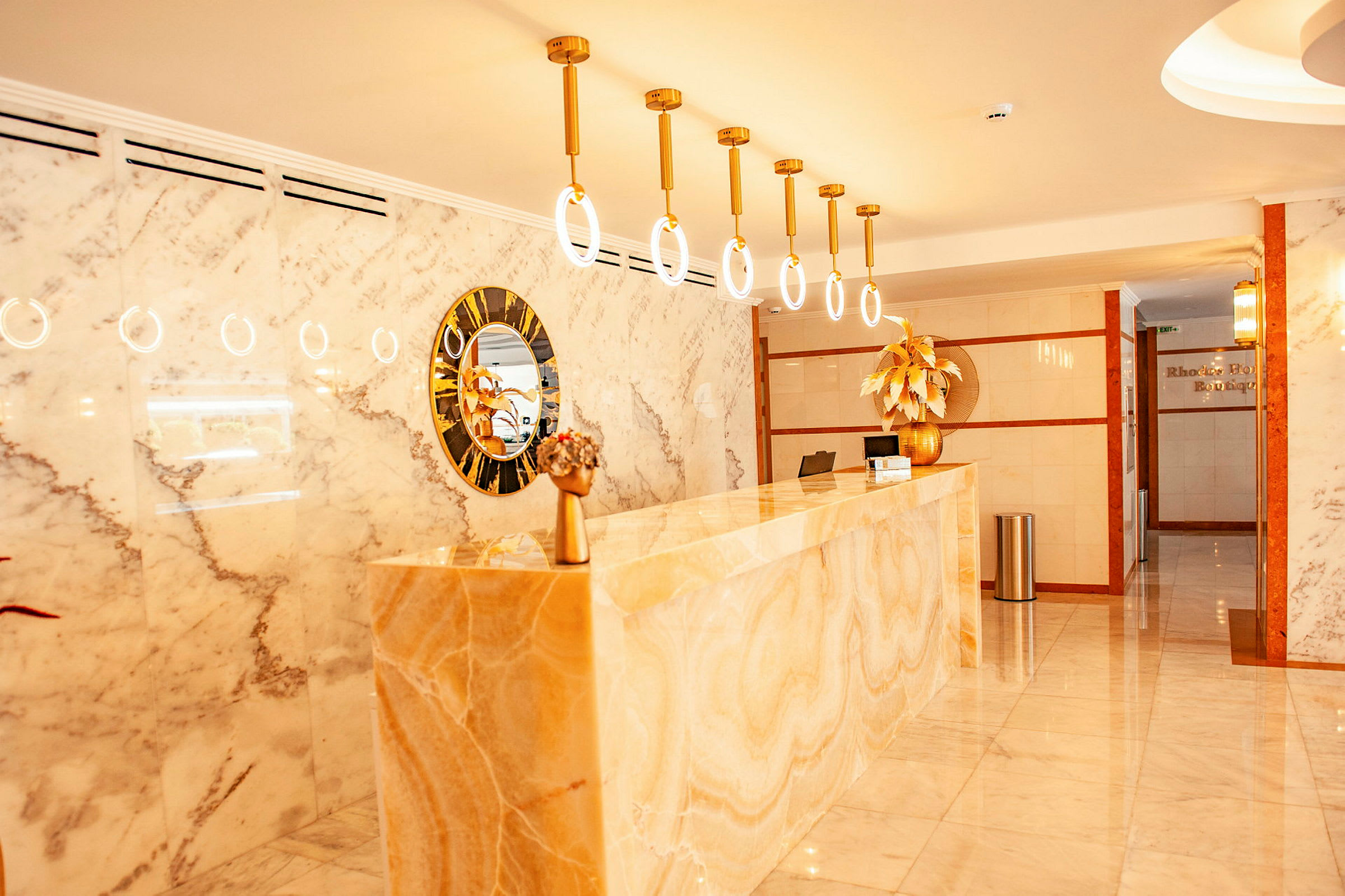 Reception i en elegant lobby med marmordekoration og gulddetaljer. (AI-genereret tekst)