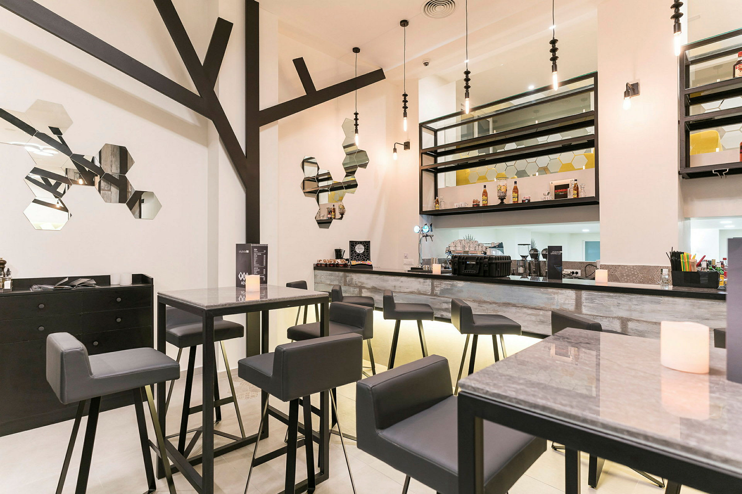 En moderne bar og siddeområde med minimalistisk design. (AI-genereret tekst)