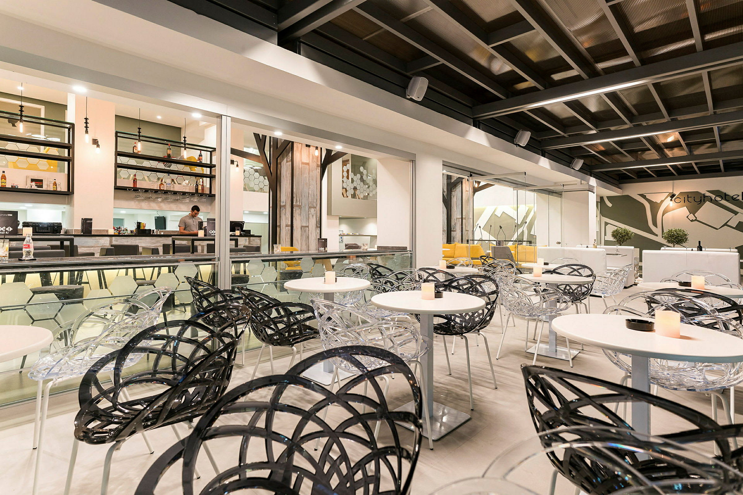 Moderne caféinteriør med designerstole og borde, baggrund med en bar og dekorative elementer. (AI-genereret tekst)