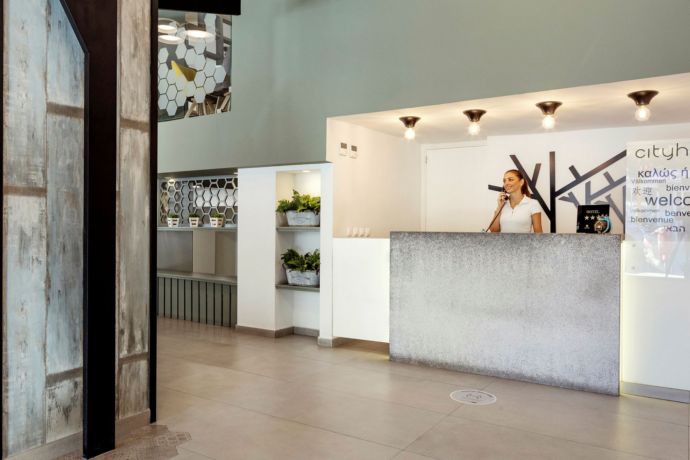 Hotelreception med moderne interiør og planter. (AI-genereret tekst)