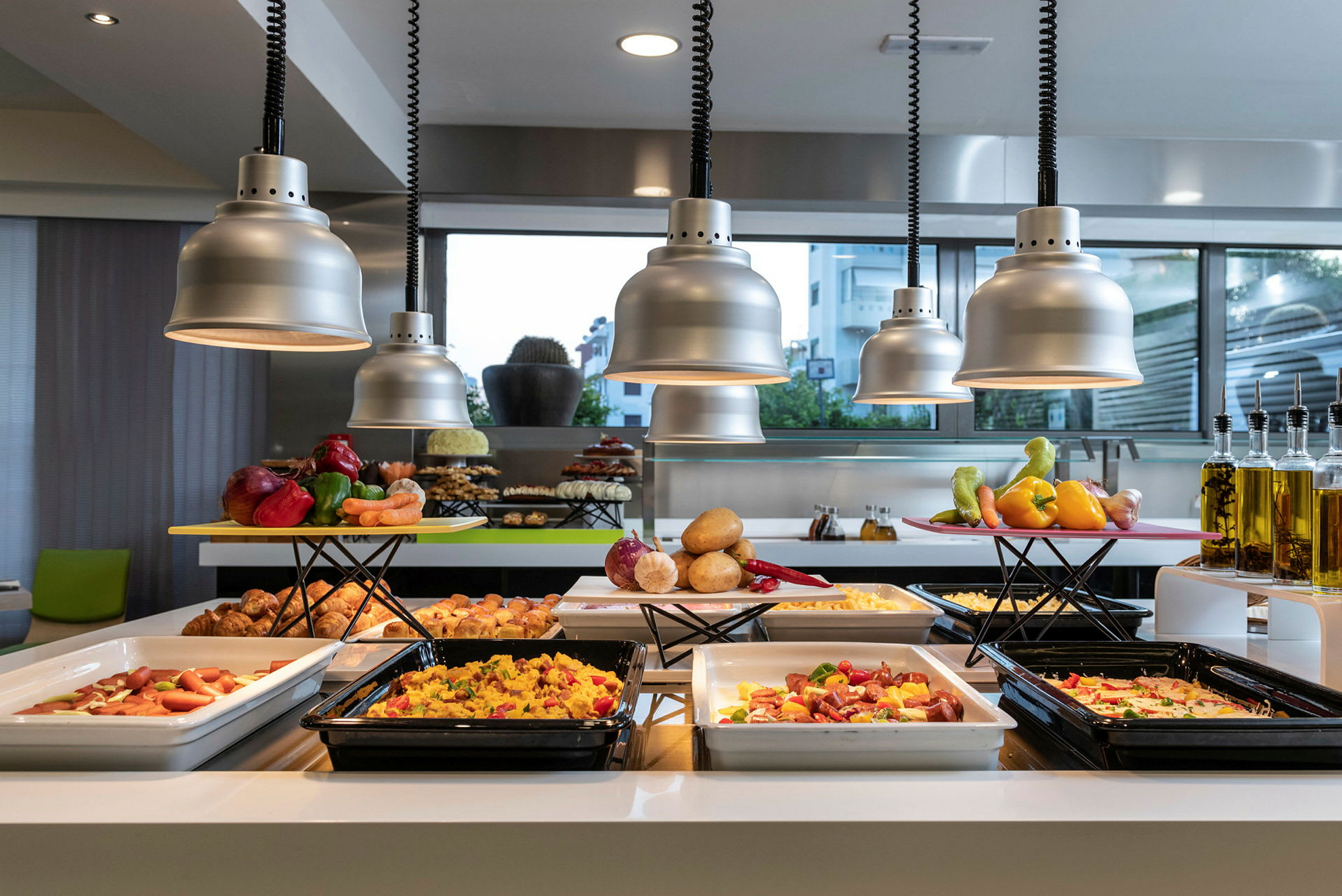 Buffet med forskellige retter og grøntsager. (AI-genereret tekst)