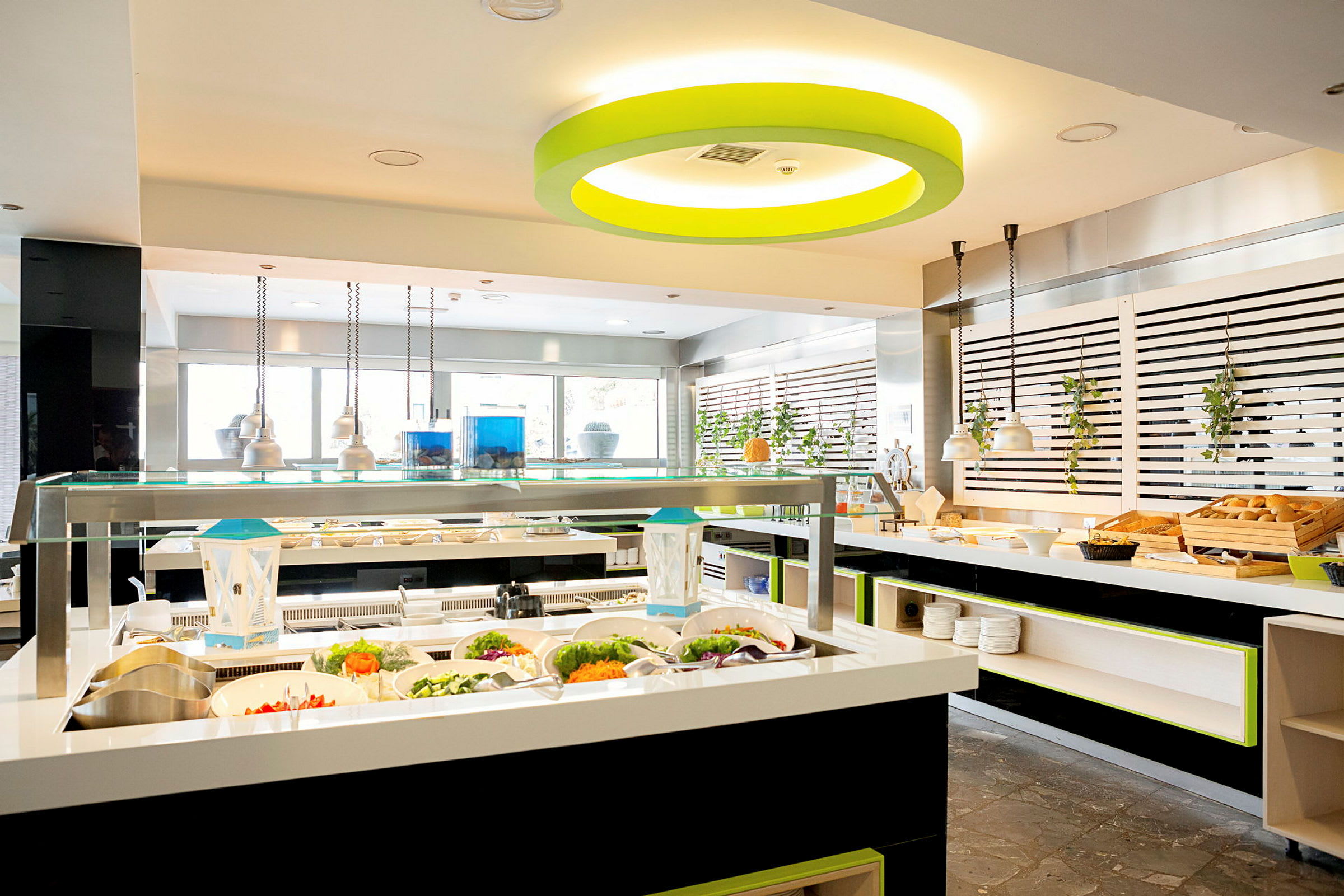 Buffet med salater og brød i en lys spisestue. (AI-genereret tekst)