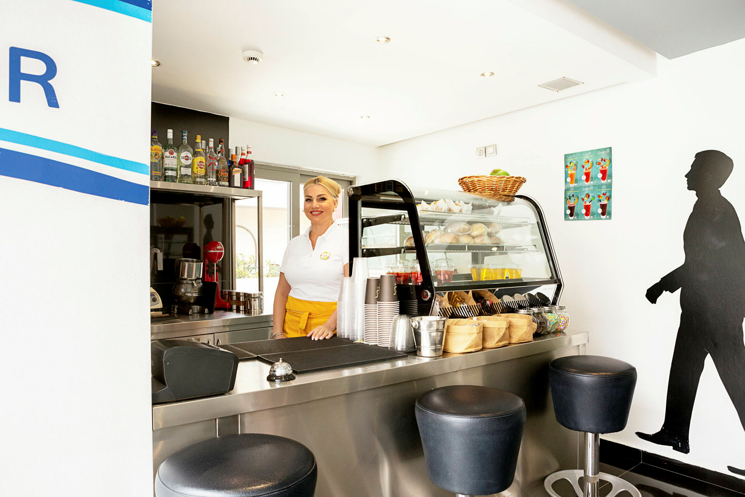 Interiør af en cafédisk med et udvalg af madvarer og drikke. (AI-genereret tekst)