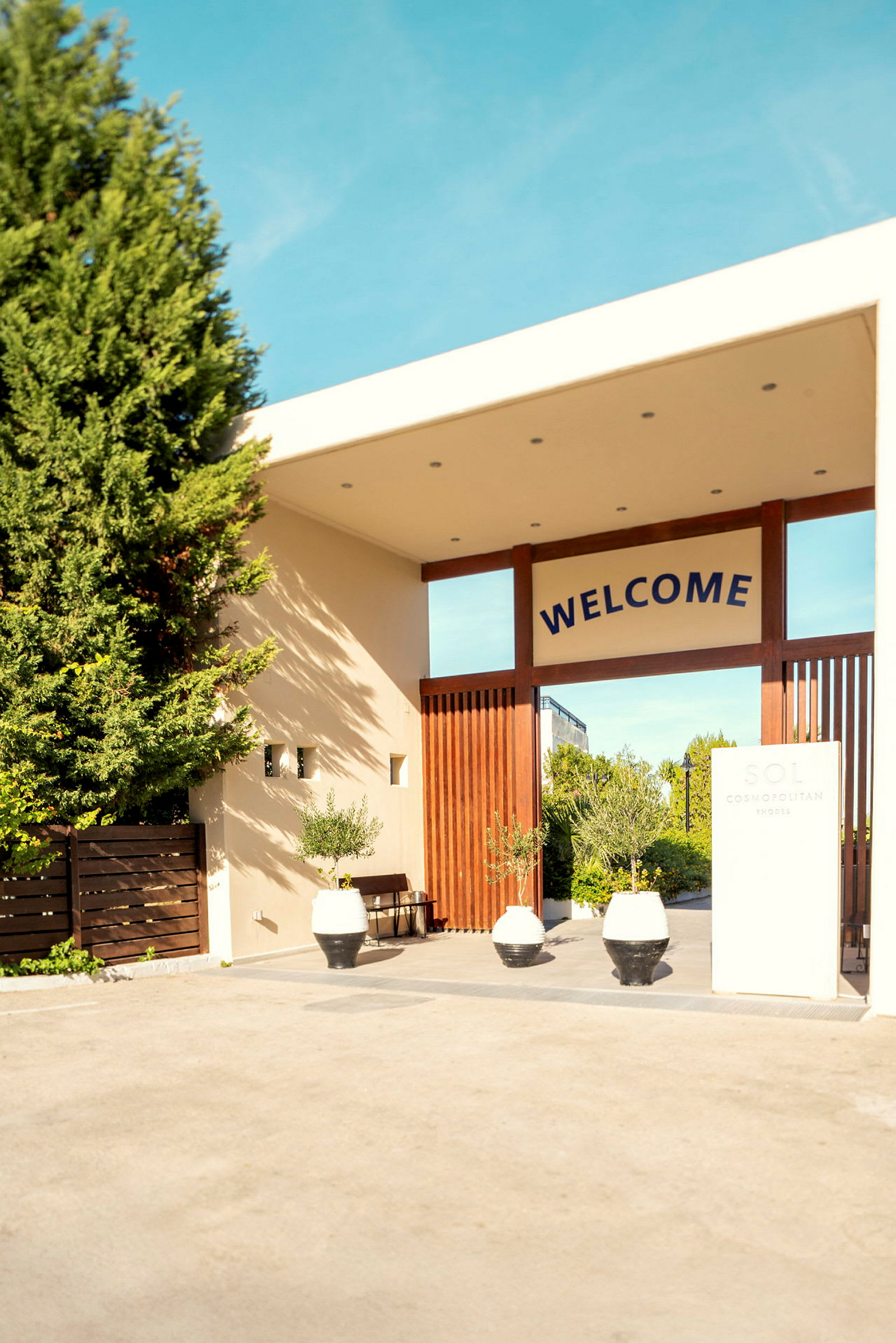 Billede af en hotelindgang med skiltet 'Welcome'. (AI-genereret tekst)