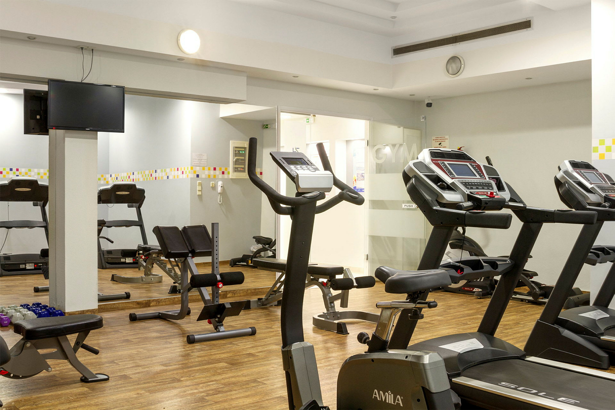 Et fitnesscenter med træningsmaskiner og vægte. (AI-genereret tekst)