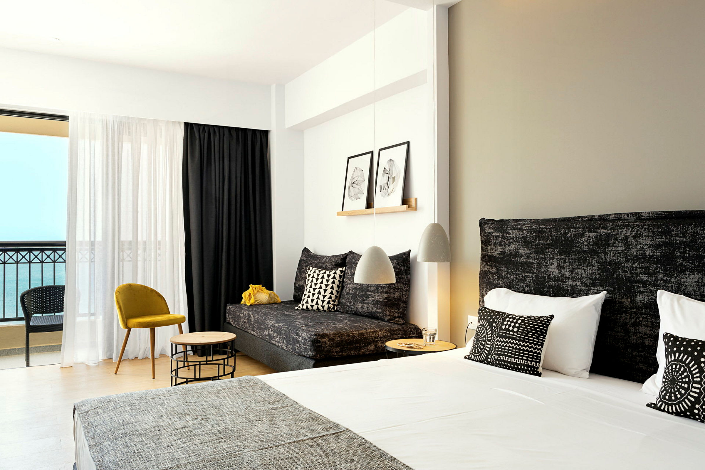 Lyse og moderne hotelværelser med dobbeltseng og opholdsstuemøbler. (AI-genereret tekst)