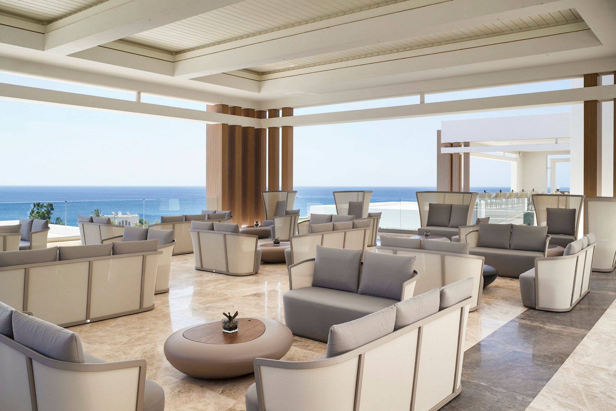 En rummelig lounge med moderne design og udsigt over havet. (AI-genereret tekst)