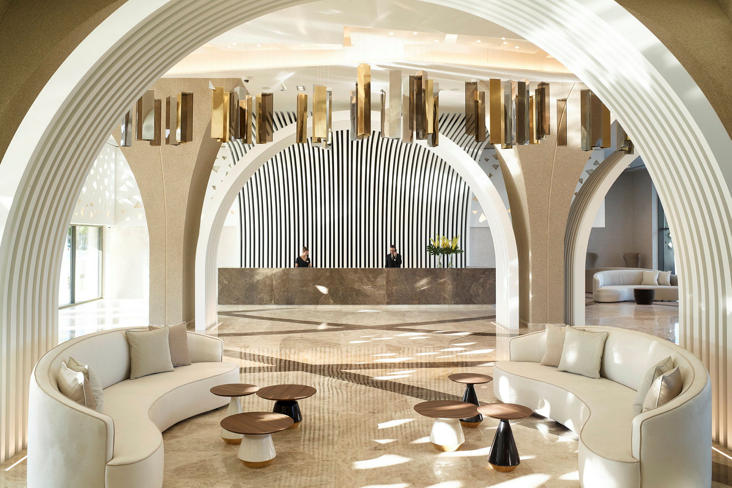 Moderne hotelreception med sofaer, sofaborde og dekorative arkitektoniske detaljer. (AI-genereret tekst)