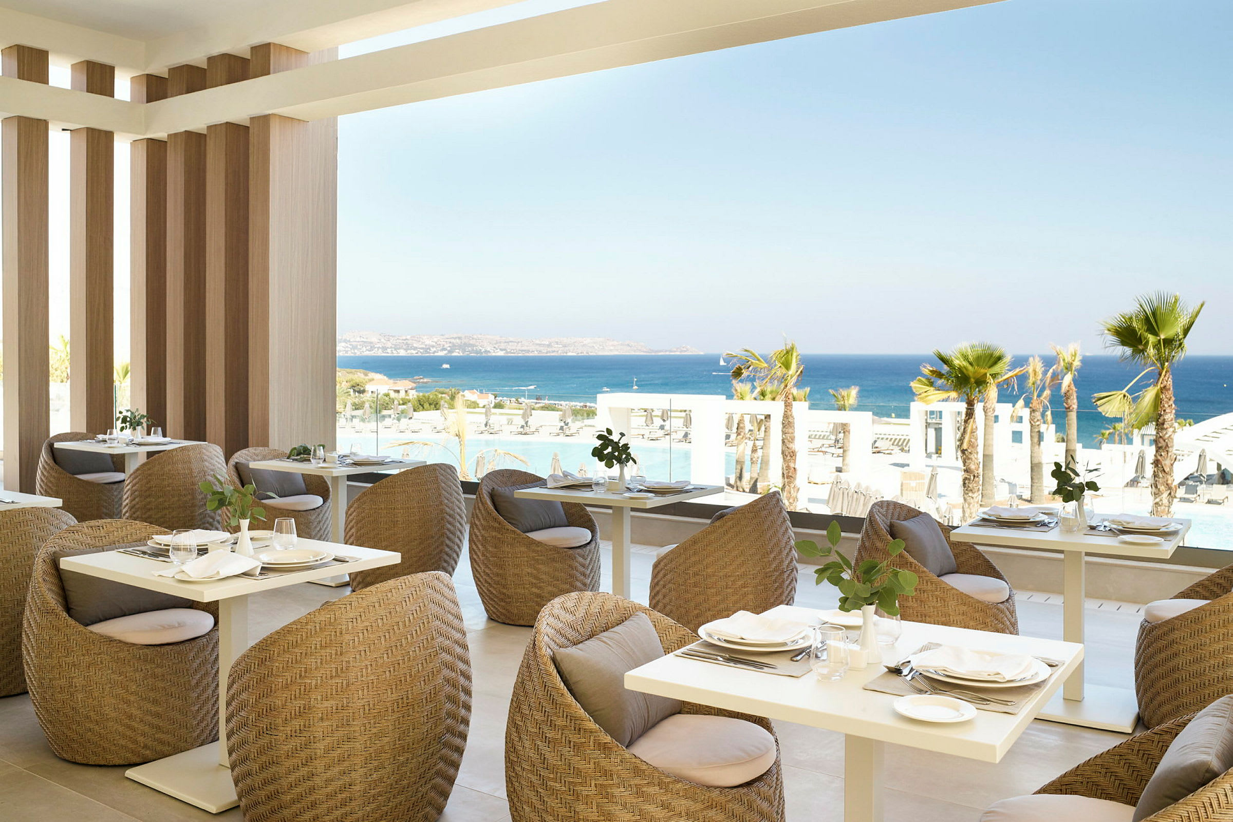 Billede af en strandrestaurant med udsigt over havet. (AI-genereret tekst)