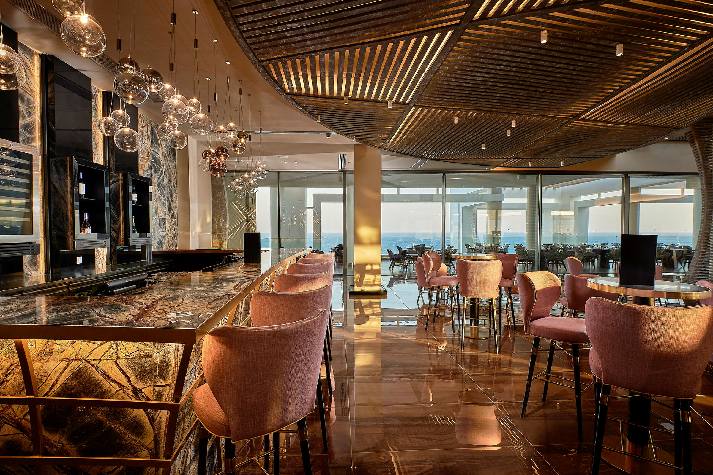 En elegant lounge med marmorborde og lyserøde stole. (AI-genereret tekst)