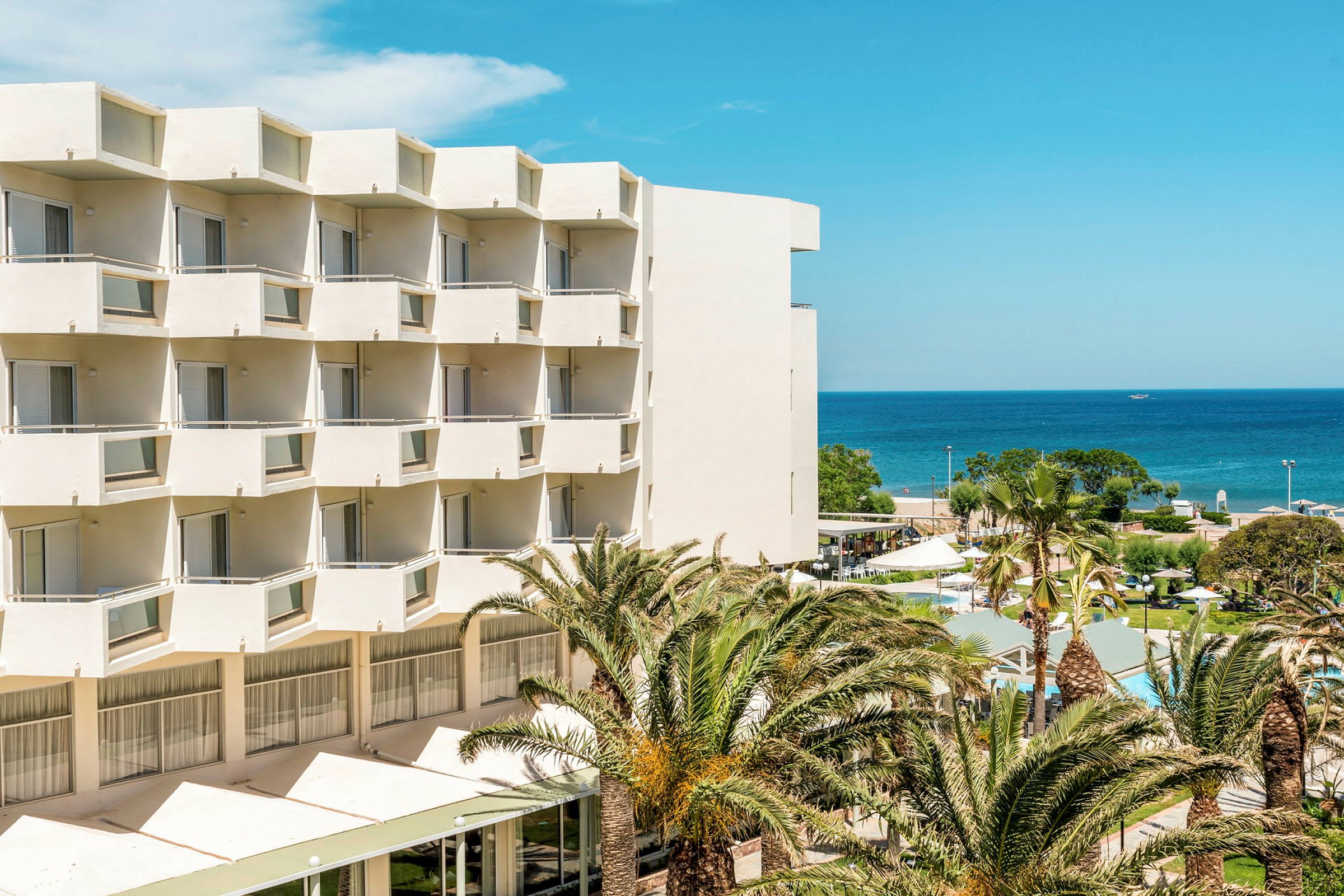 Hotel med altaner nær stranden og havet. (AI-genereret tekst)