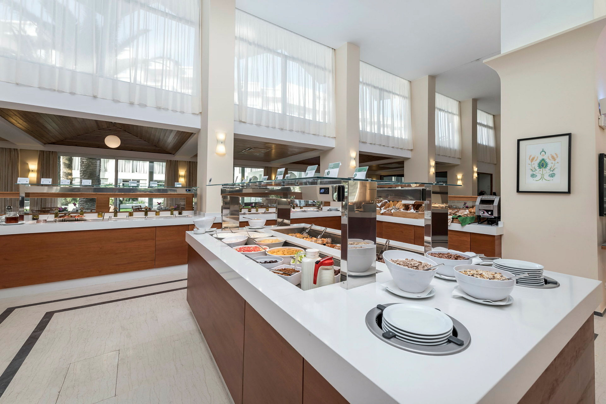 En buffet med forskellige retter og tilbehør i et lyst og moderne rum. (AI-genereret tekst)
