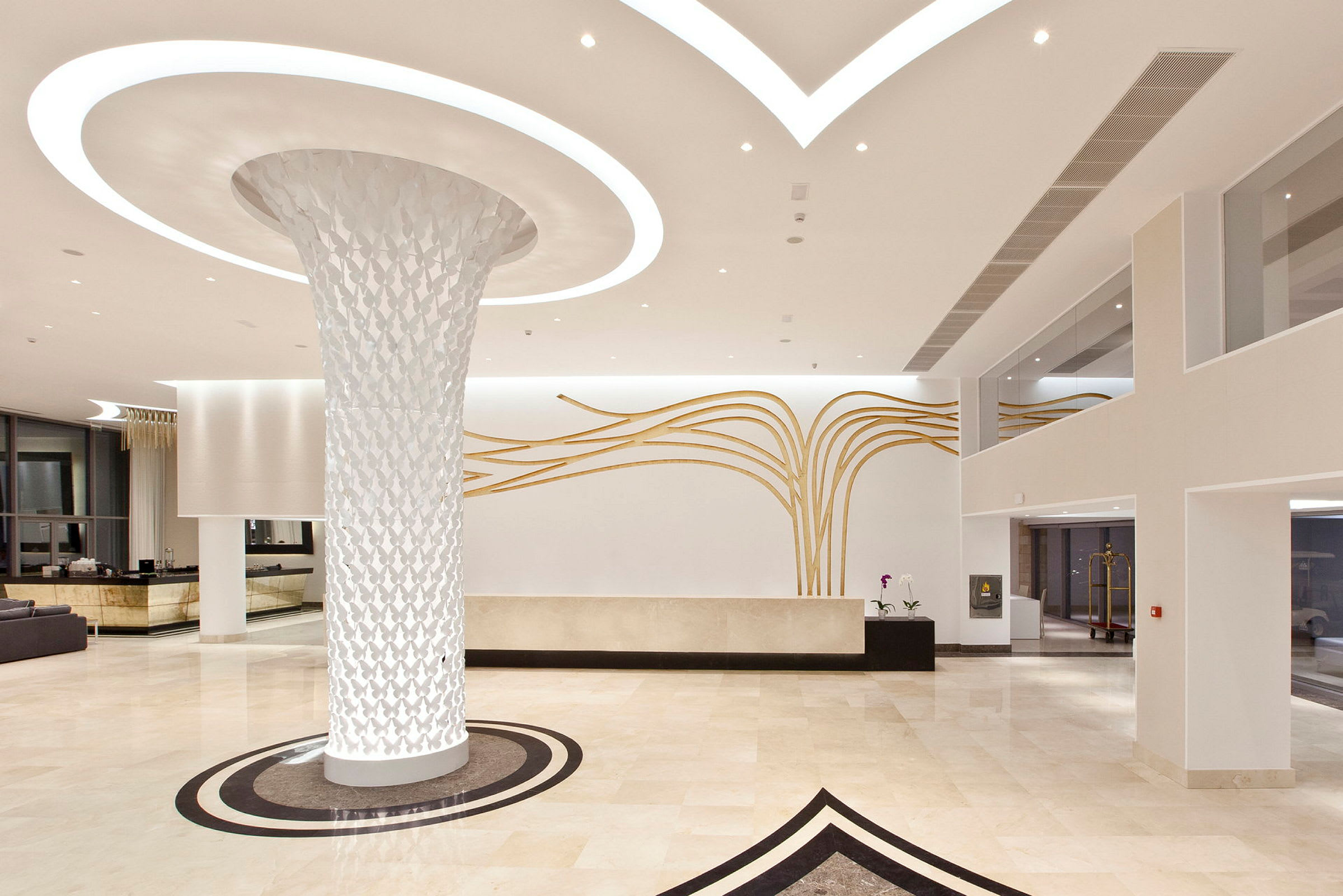 En moderne hotellobby med elegant hvid og guld dekoration. (AI-genereret tekst)