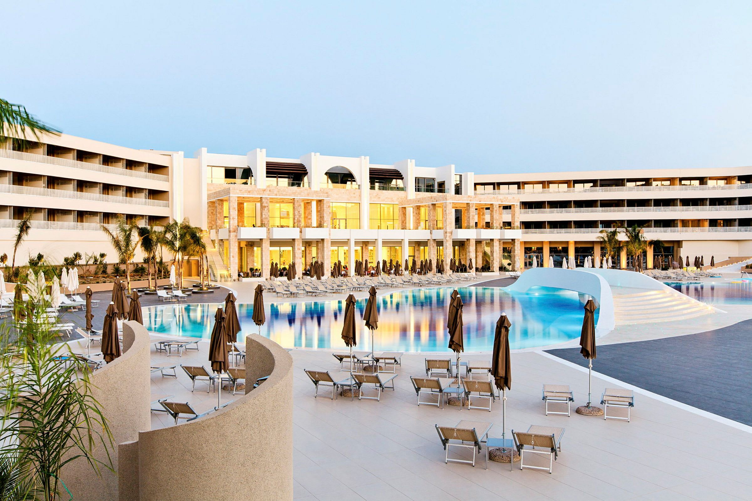 Hotel med lejligheder og swimmingpool. (AI-genereret tekst)