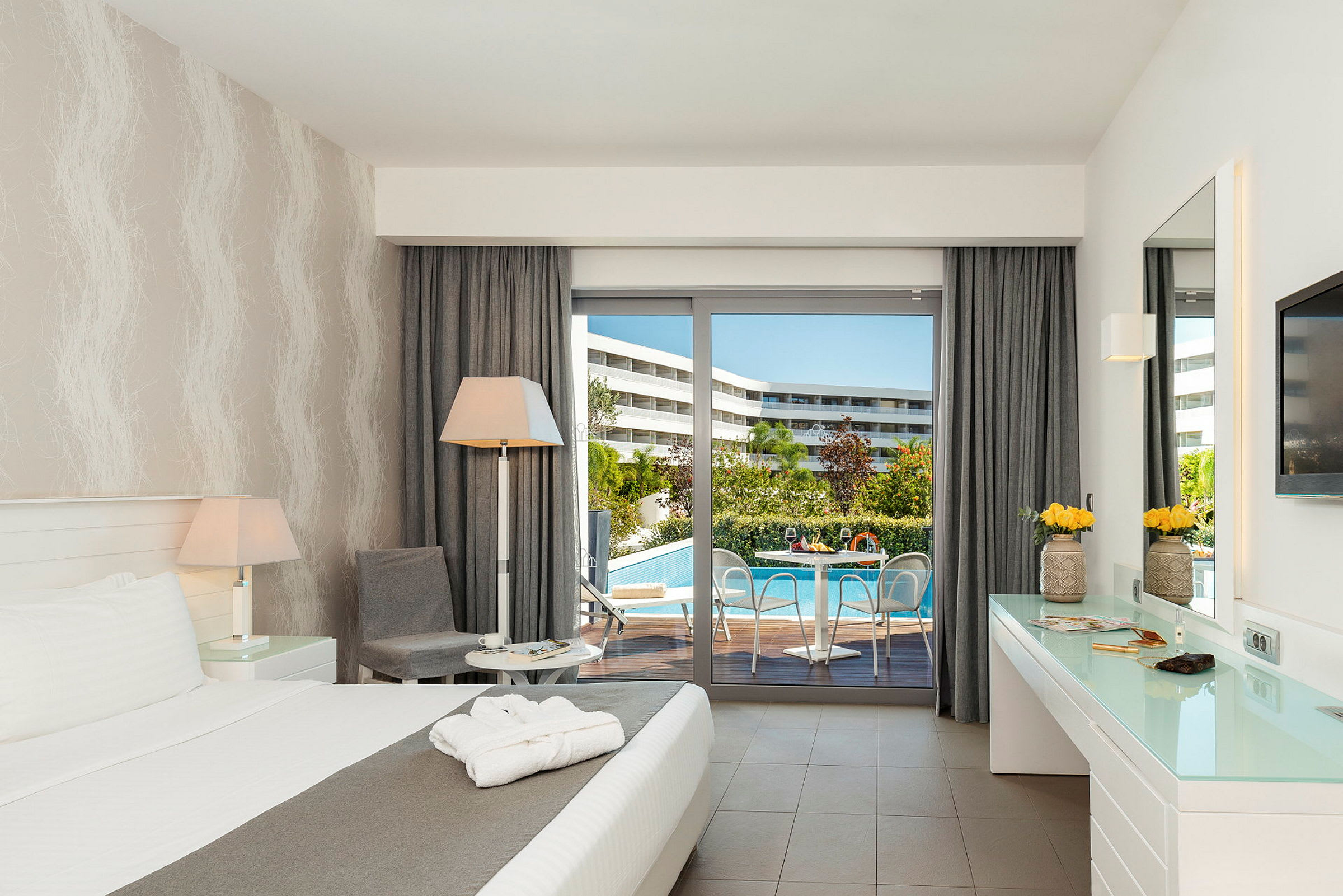 Hotelværelse med adgang til privat pool. (AI-genereret tekst)