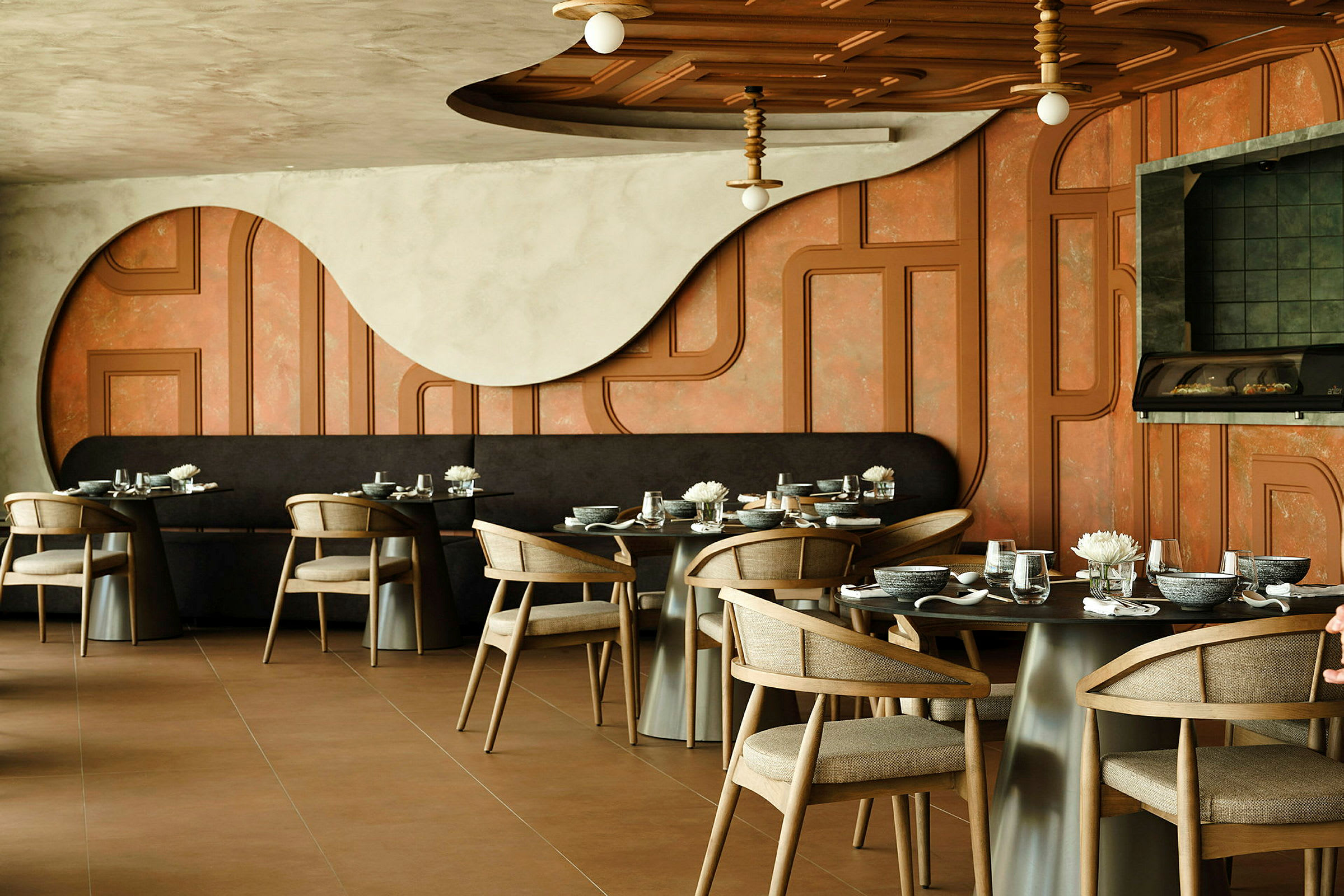 En moderne restaurant med træstole og dækkede borde. Væggene er dekoreret med geometriske mønstre. (AI-genereret tekst)