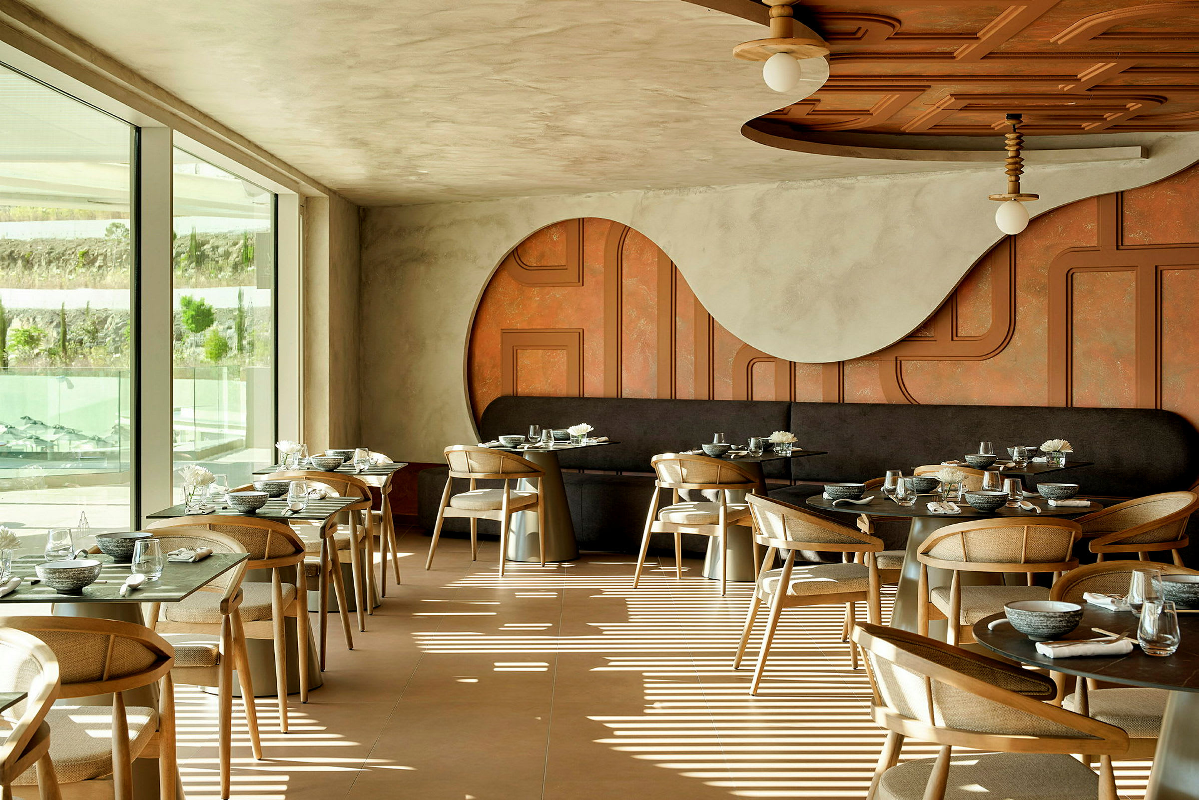 Restaurantinteriør med borde, stole og dekorative elementer. (AI-genereret tekst)