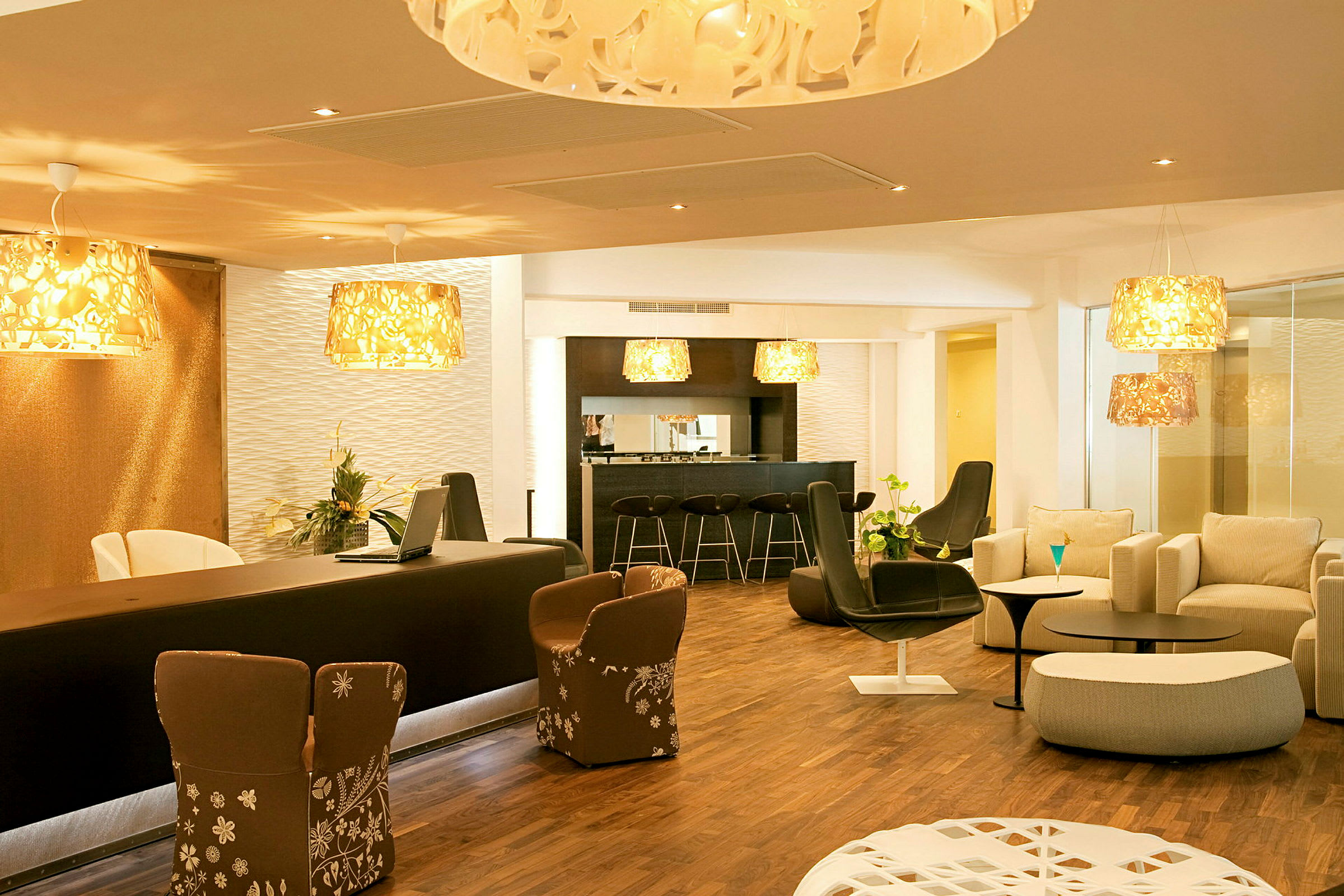 En hotellobby med sofaer, lænestole og en reception. (AI-genereret tekst)